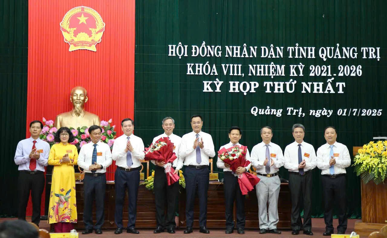 Ngày đầu vận hành chính quyền 2 cấp ở Quảng Trị: Bộ phận "một cửa" hoạt động liên tục, sẵn sàng tiếp đón người dân- Ảnh 4. Ngày đầu vận hành chính quyền 2 cấp ở Quảng Trị: Bộ phận "một cửa" hoạt động liên tục, sẵn sàng tiếp đón người dân- Ảnh 4.