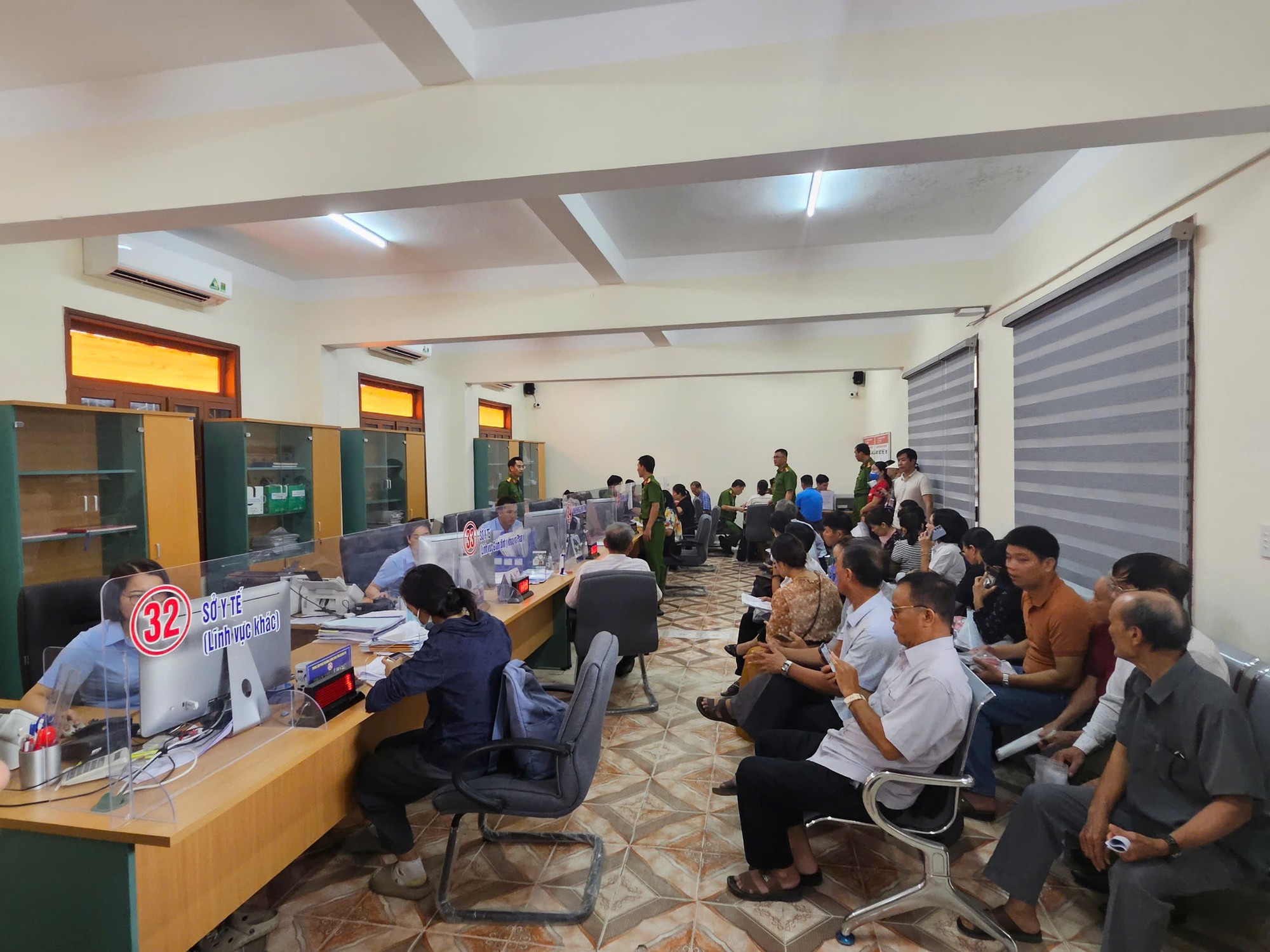 Ngày đầu vận hành chính quyền 2 cấp ở Quảng Trị: Bộ phận "một cửa" hoạt động liên tục, sẵn sàng tiếp đón người dân- Ảnh 1. Ngày đầu vận hành chính quyền 2 cấp ở Quảng Trị: Bộ phận "một cửa" hoạt động liên tục, sẵn sàng tiếp đón người dân- Ảnh 1.