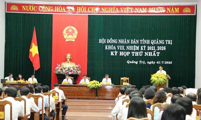 Ngày đầu vận hành chính quyền 2 cấp ở Quảng Trị: Bộ phận "một cửa" hoạt động liên tục, sẵn sàng tiếp đón người dân- Ảnh 3. Ngày đầu vận hành chính quyền 2 cấp ở Quảng Trị: Bộ phận "một cửa" hoạt động liên tục, sẵn sàng tiếp đón người dân- Ảnh 3.