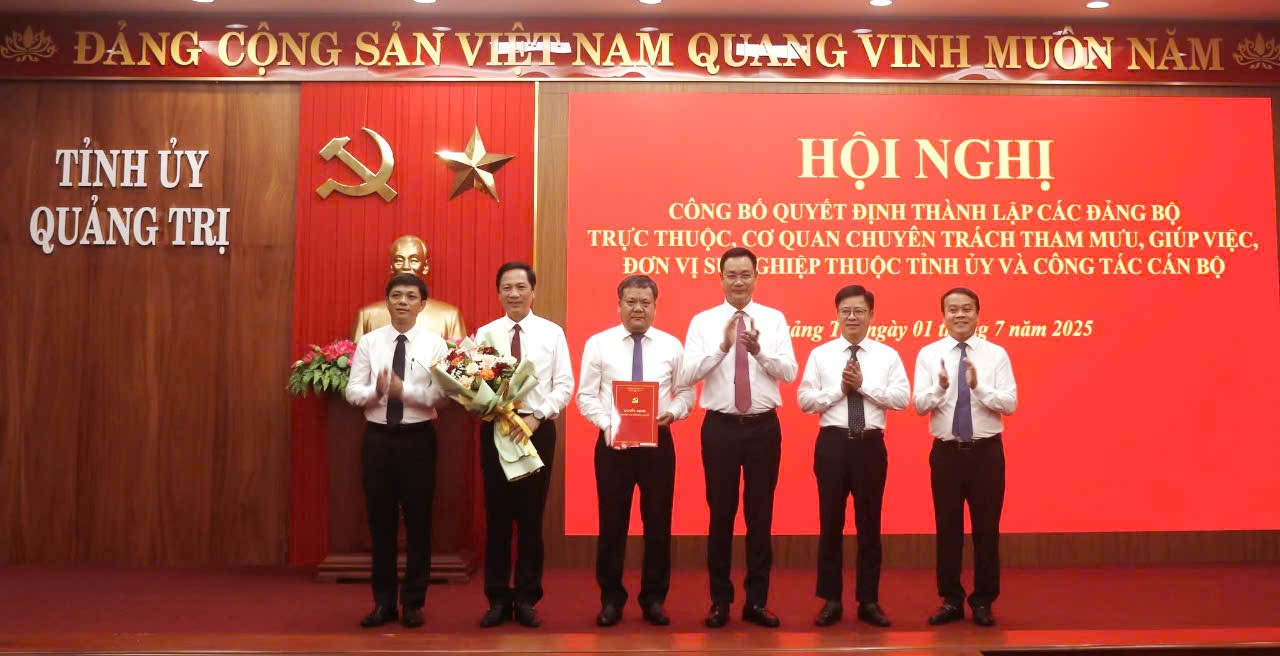 Tỉnh ủy Quảng Trị công bố danh sách lãnh đạo chủ chốt sau sáp nhập - Ảnh 1.