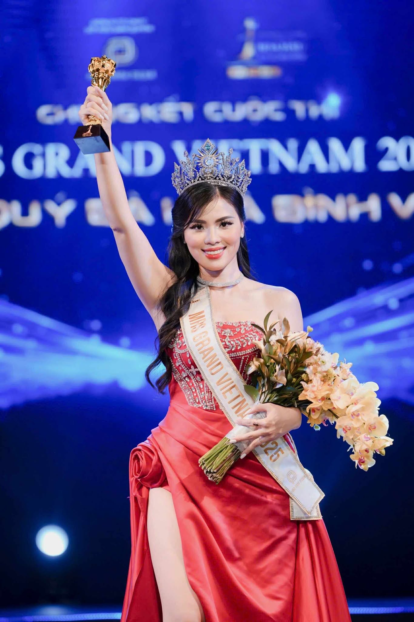 Người đẹp Nguyễn Thị Thưa đăng quang Mrs Grand Vietnam 2025- Ảnh 2. Người đẹp Nguyễn Thị Thưa đăng quang Mrs Grand Vietnam 2025- Ảnh 2.