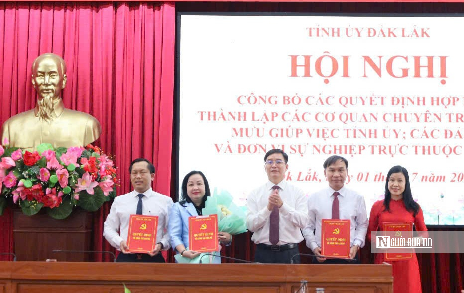 Ngày đầu vận hành mô hình 2 cấp: Người dân Đắk Lắk tấp nập làm thủ tục hành chính- Ảnh 1.