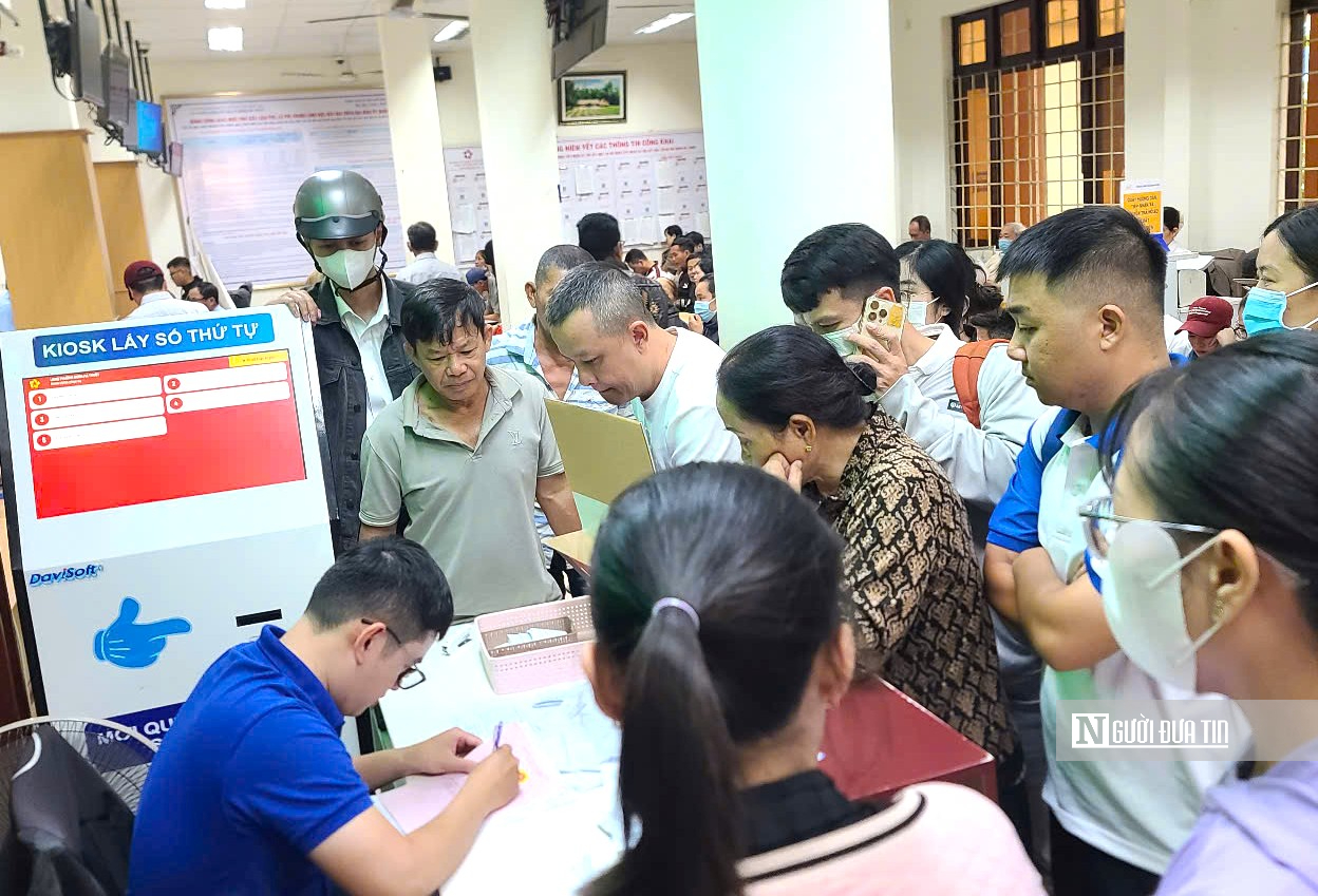 Ngày đầu vận hành mô hình 2 cấp: Người dân Đắk Lắk tấp nập làm thủ tục hành chính- Ảnh 6.