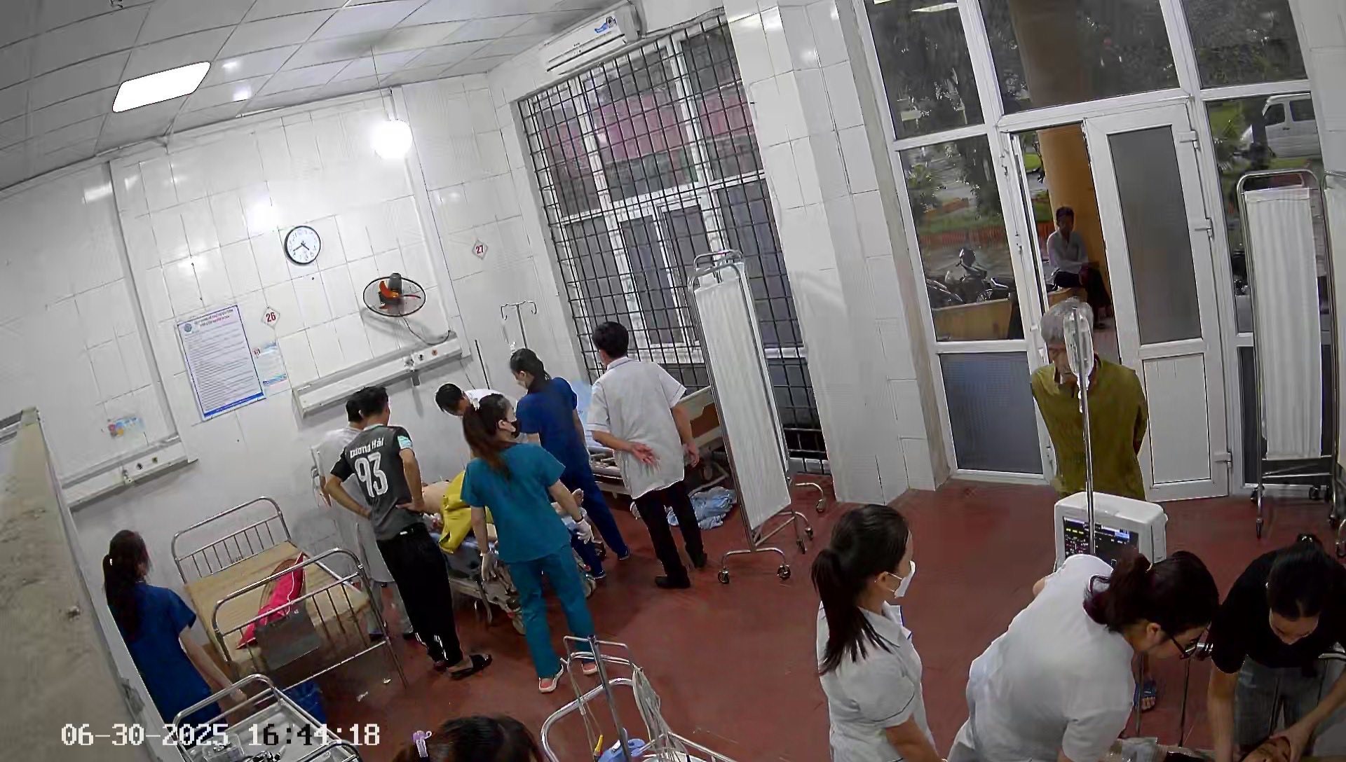 Đang đi cấy lúa, hai vợ chồng ở Hà Nội bị sét đánh ngã quỵ- Ảnh 1. Đang đi cấy lúa, hai vợ chồng ở Hà Nội bị sét đánh ngã quỵ- Ảnh 1.
