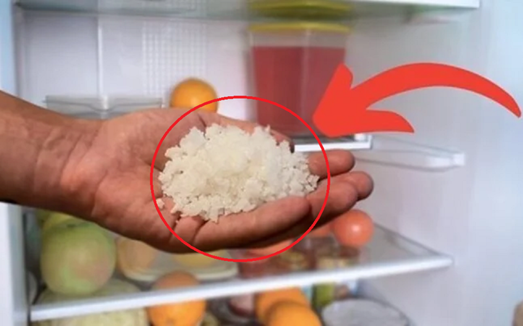 Mẹo hay nh&agrave; bếp: 5 thứ tưởng bỏ đi n&agrave;y đ&aacute;nh bay m&ugrave;i h&ocirc;i trong tủ lạnh - Ảnh 2.