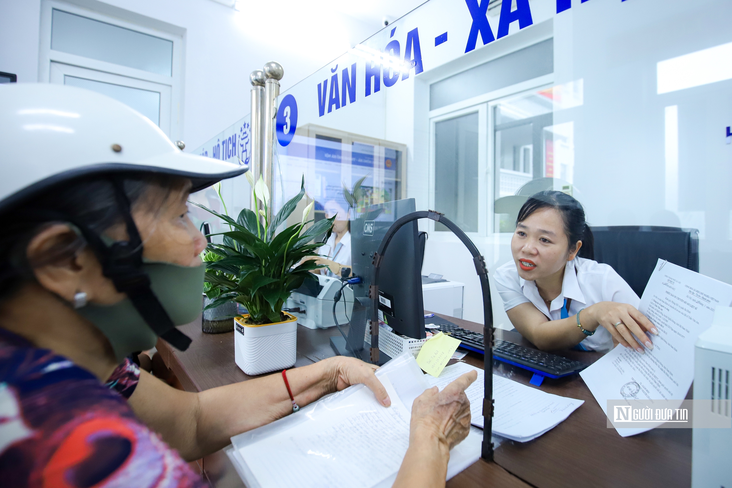 Hà Nội: Chủ tịch phường hướng dẫn người dân trong ngày đầu thực hiện chính quyền 2 cấp- Ảnh 15.