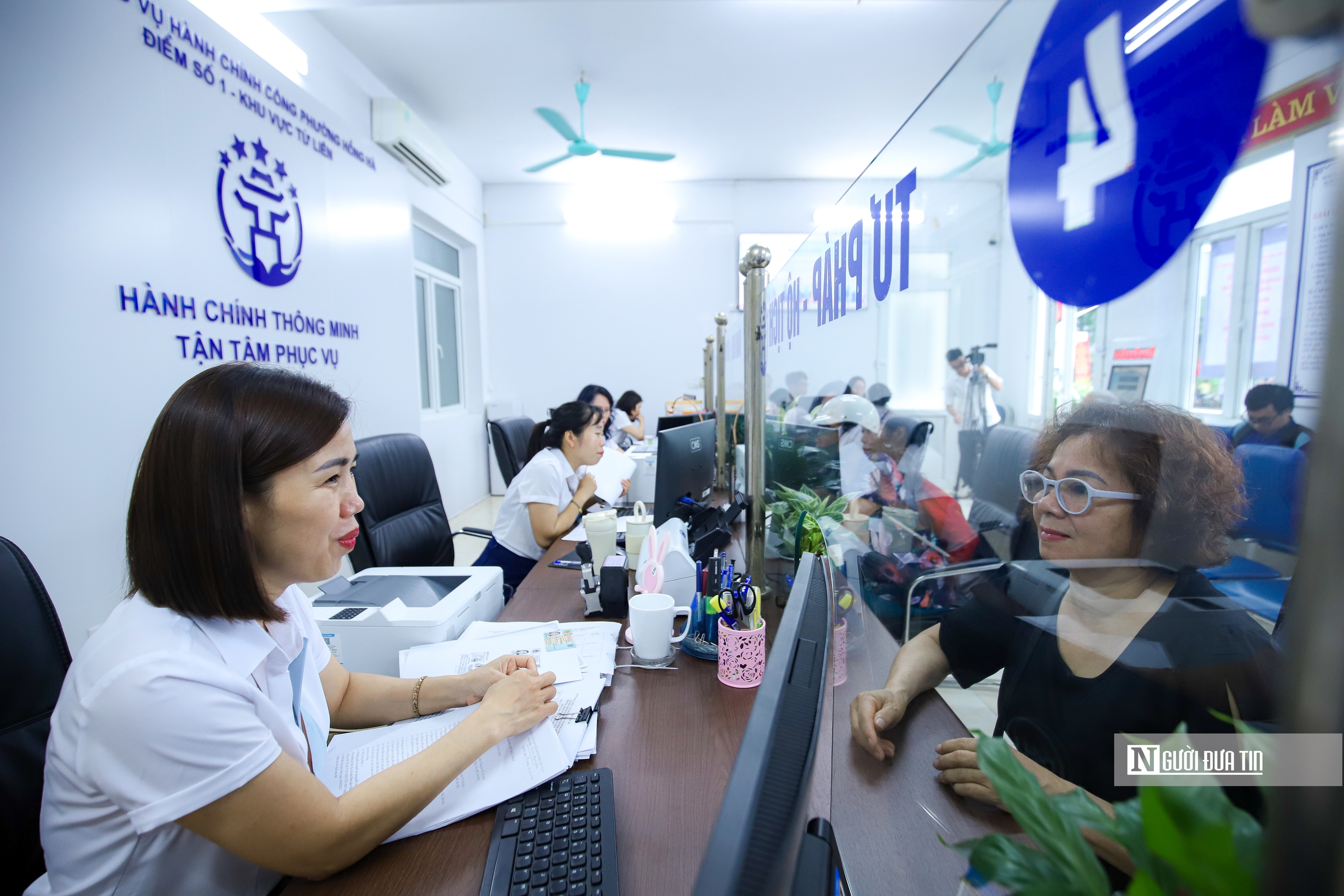 Hà Nội: Chủ tịch phường hướng dẫn người dân trong ngày đầu thực hiện chính quyền 2 cấp- Ảnh 13.