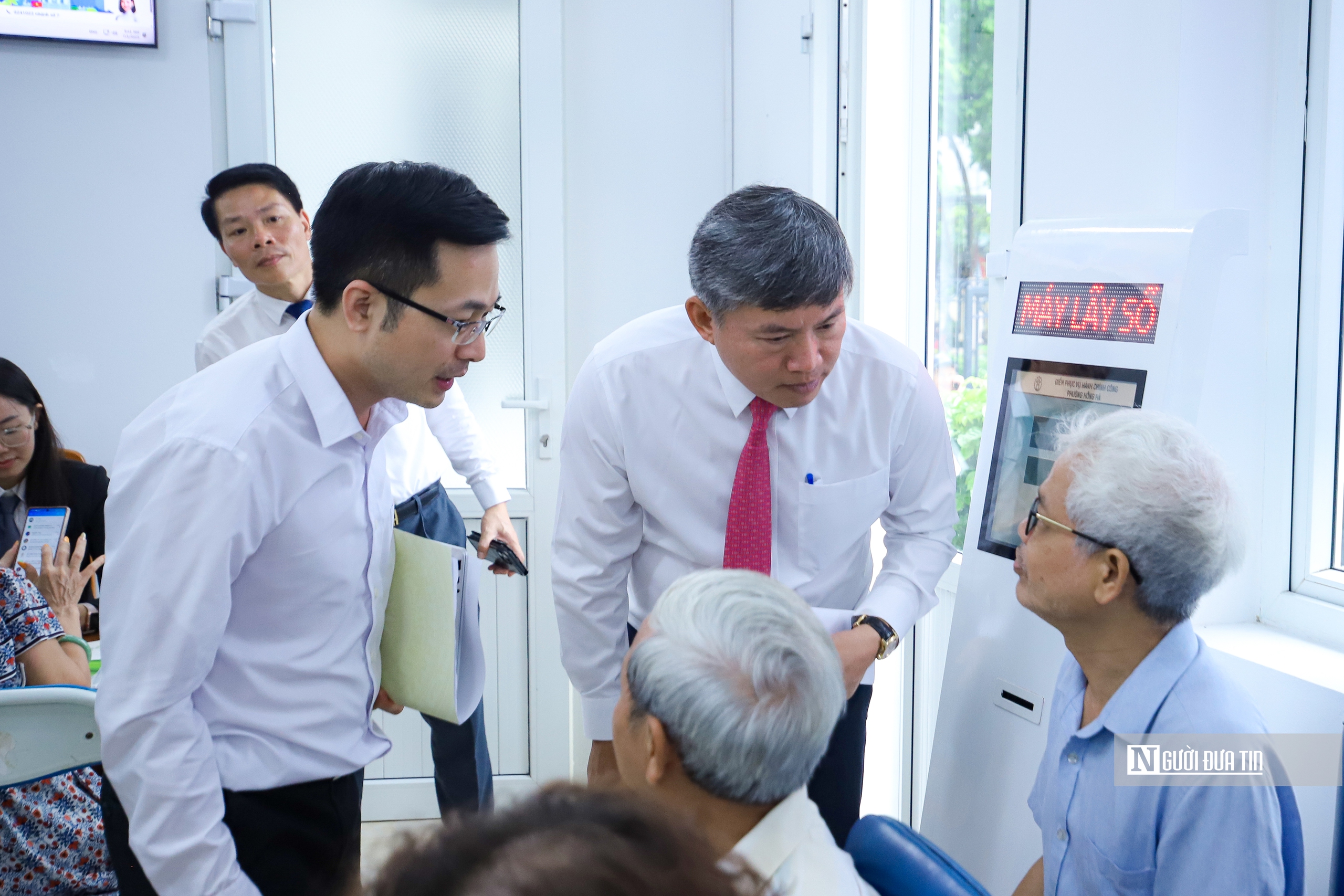 Hà Nội: Chủ tịch phường hướng dẫn người dân trong ngày đầu thực hiện chính quyền 2 cấp- Ảnh 14.