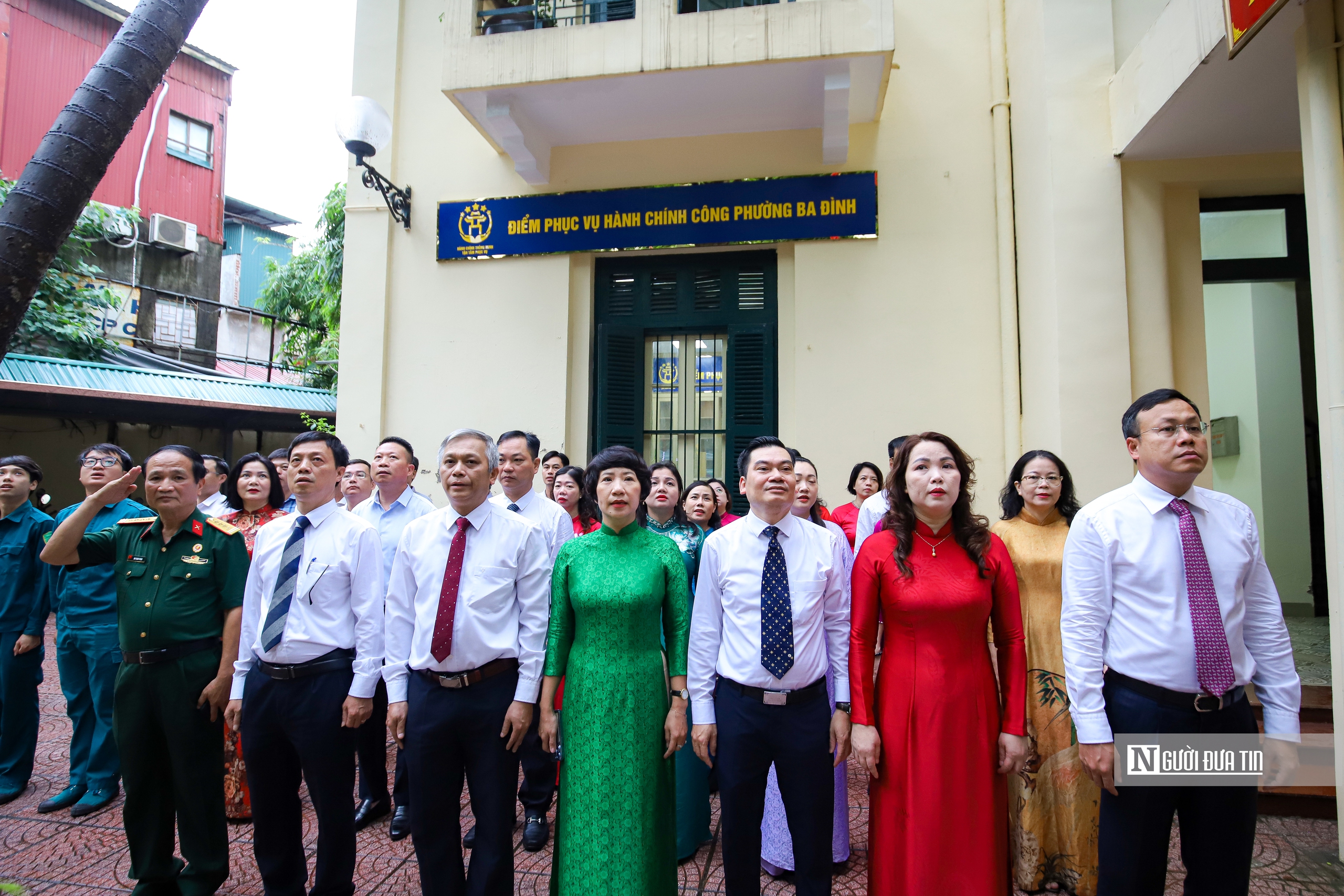 Hà Nội: Chủ tịch phường hướng dẫn người dân trong ngày đầu thực hiện chính quyền 2 cấp- Ảnh 2.