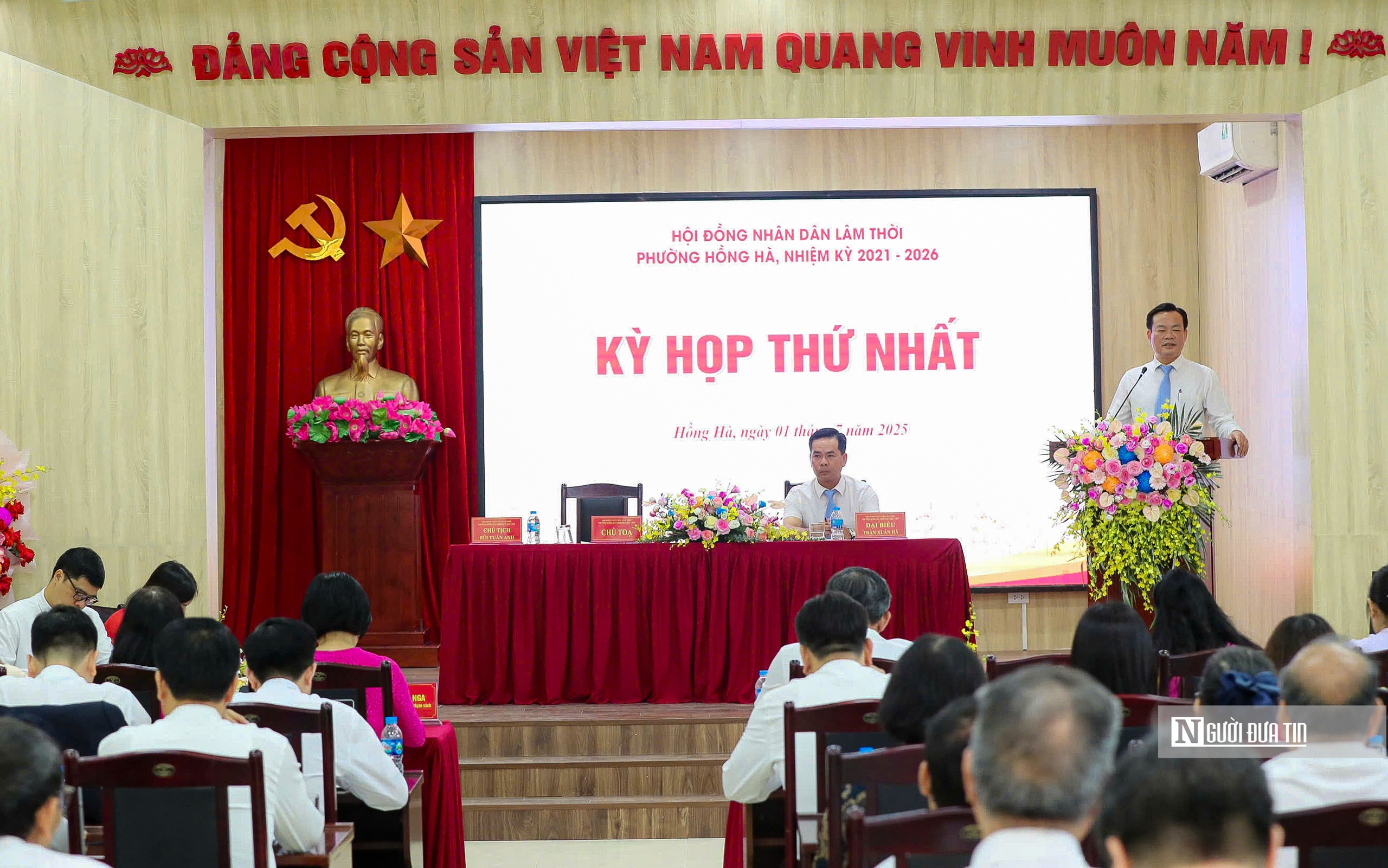 Hà Nội: Chủ tịch phường hướng dẫn người dân trong ngày đầu thực hiện chính quyền 2 cấp- Ảnh 11.