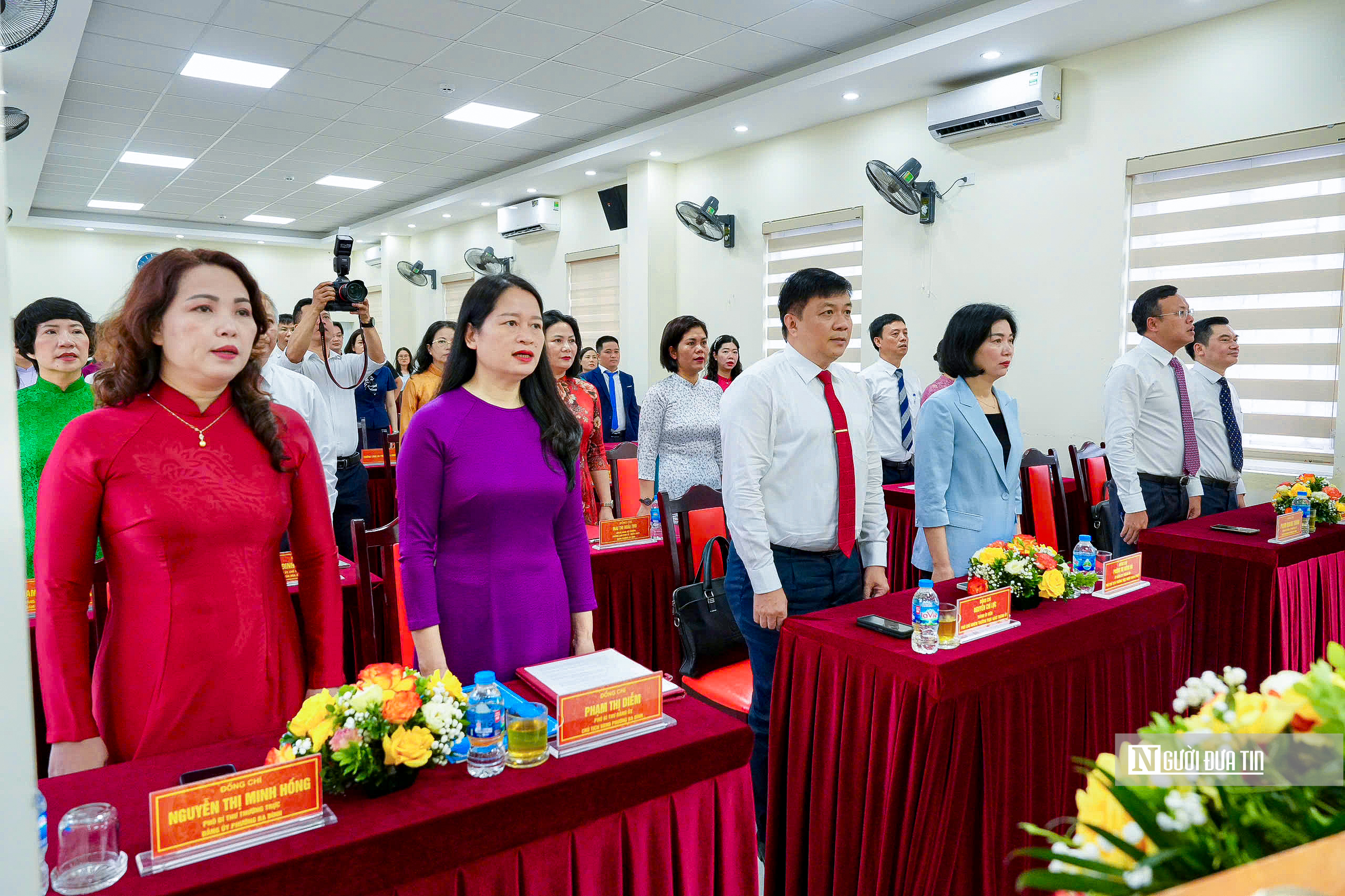 Hà Nội: Chủ tịch phường hướng dẫn người dân trong ngày đầu thực hiện chính quyền 2 cấp- Ảnh 7.