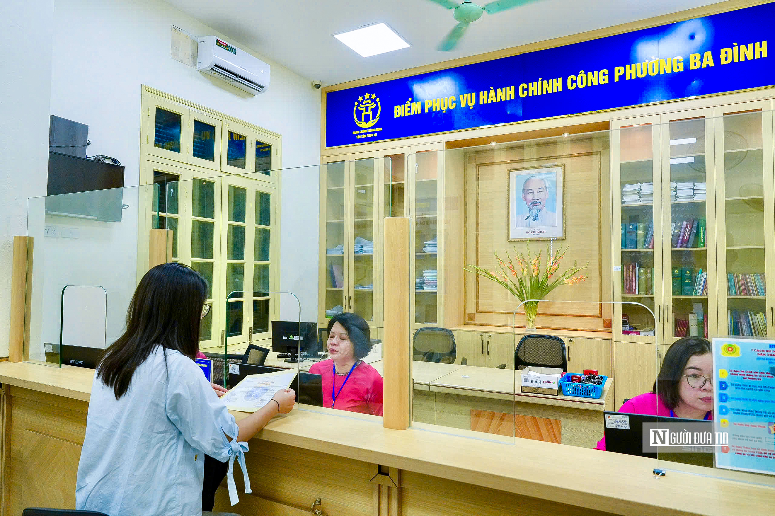 Hà Nội: Chủ tịch phường hướng dẫn người dân trong ngày đầu thực hiện chính quyền 2 cấp- Ảnh 6.