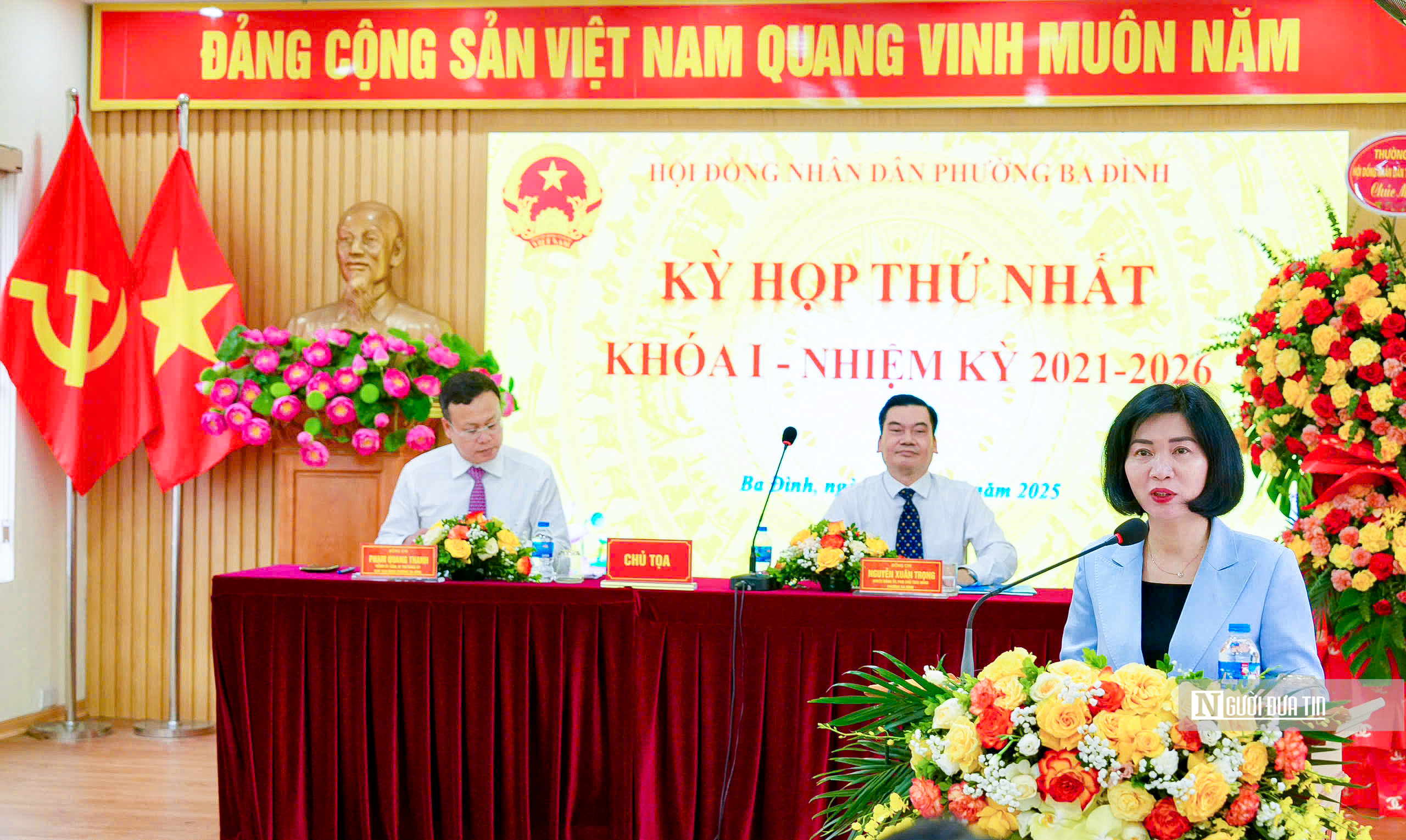 Hà Nội: Chủ tịch phường hướng dẫn người dân trong ngày đầu thực hiện chính quyền 2 cấp- Ảnh 9.