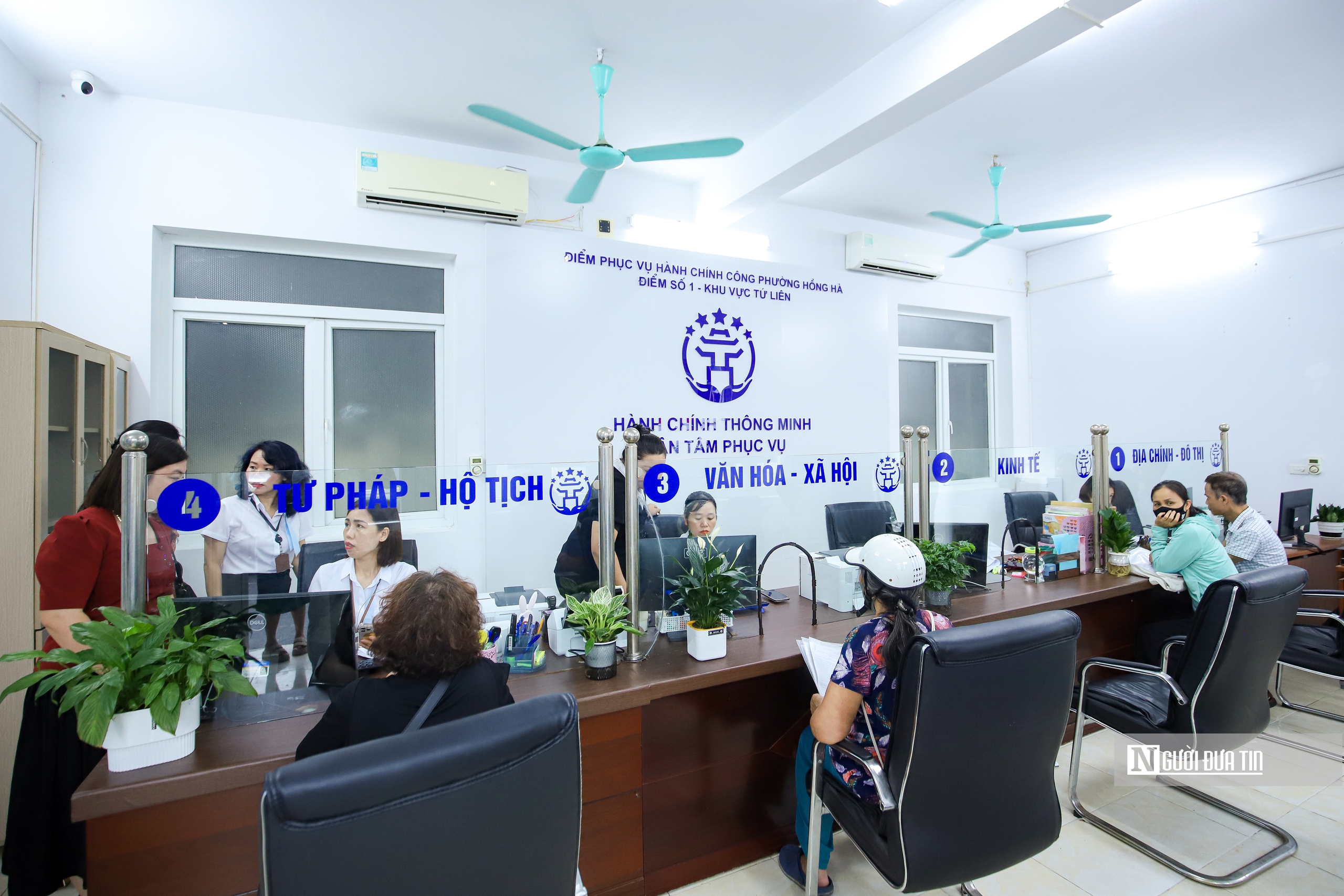 Hà Nội: Chủ tịch phường hướng dẫn người dân trong ngày đầu thực hiện chính quyền 2 cấp- Ảnh 12.