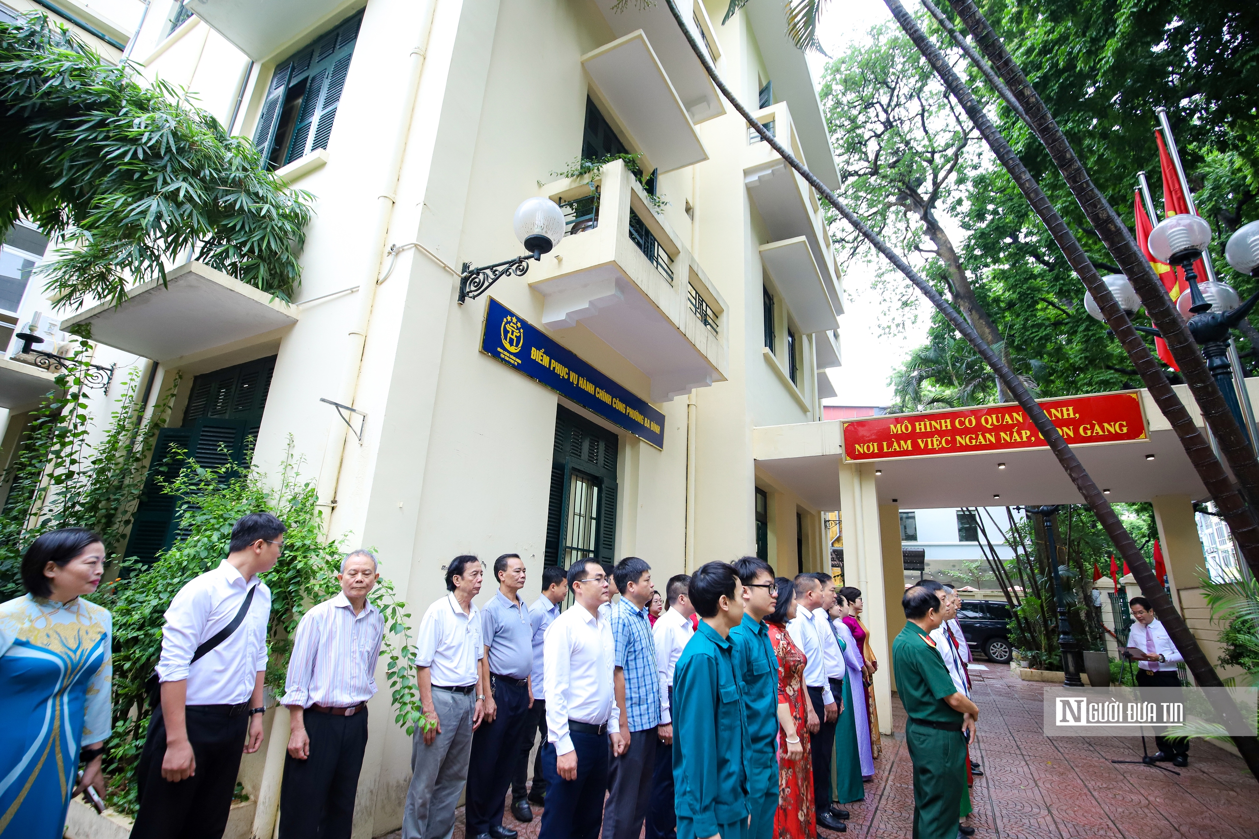 Hà Nội: Chủ tịch phường hướng dẫn người dân trong ngày đầu thực hiện chính quyền 2 cấp- Ảnh 1.