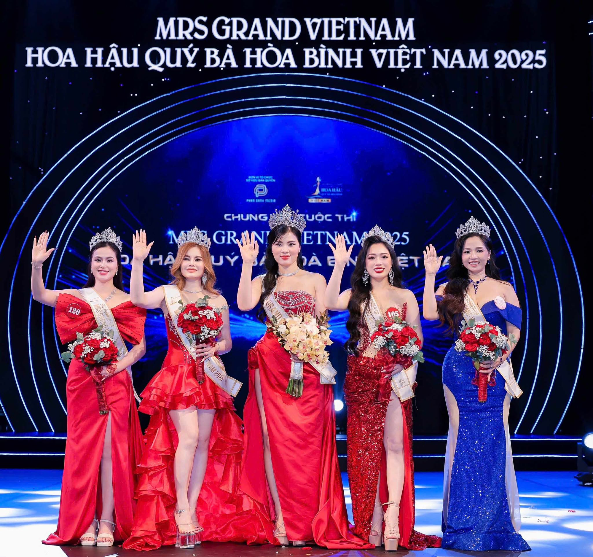 Người đẹp Nguyễn Thị Thưa đăng quang Mrs Grand Vietnam 2025- Ảnh 3. Người đẹp Nguyễn Thị Thưa đăng quang Mrs Grand Vietnam 2025- Ảnh 3.