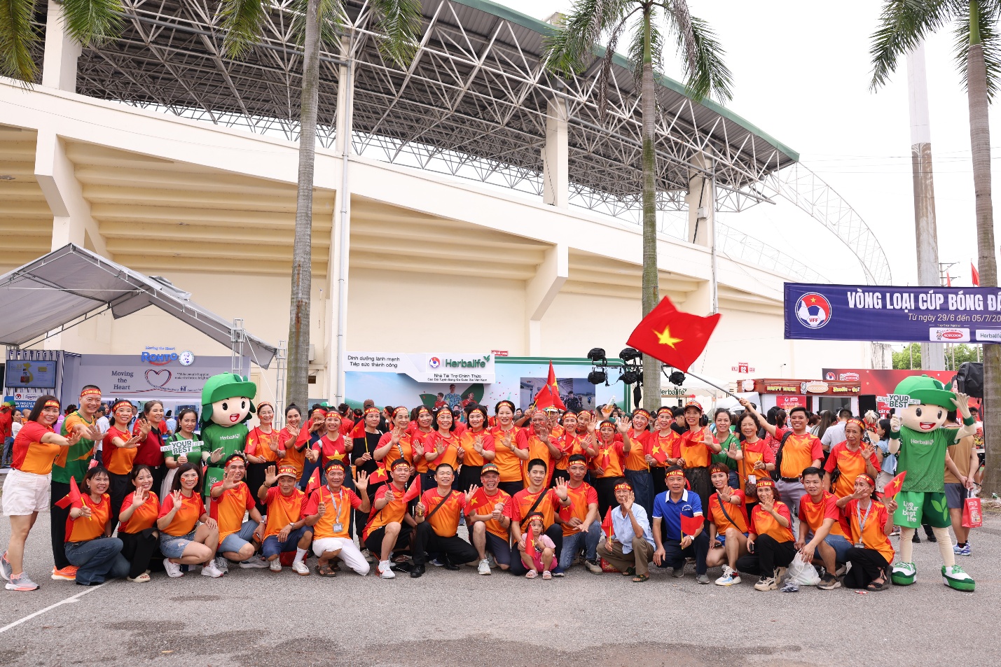 Các cổ động viên của Herbalife Việt Nam góp phần truyền cảm hứng và niềm tin cho những cô gái vàng của Bóng đá Việt Nam- Ảnh 2. Các cổ động viên của Herbalife Việt Nam góp phần truyền cảm hứng và niềm tin cho những cô gái vàng của Bóng đá Việt Nam- Ảnh 2.
