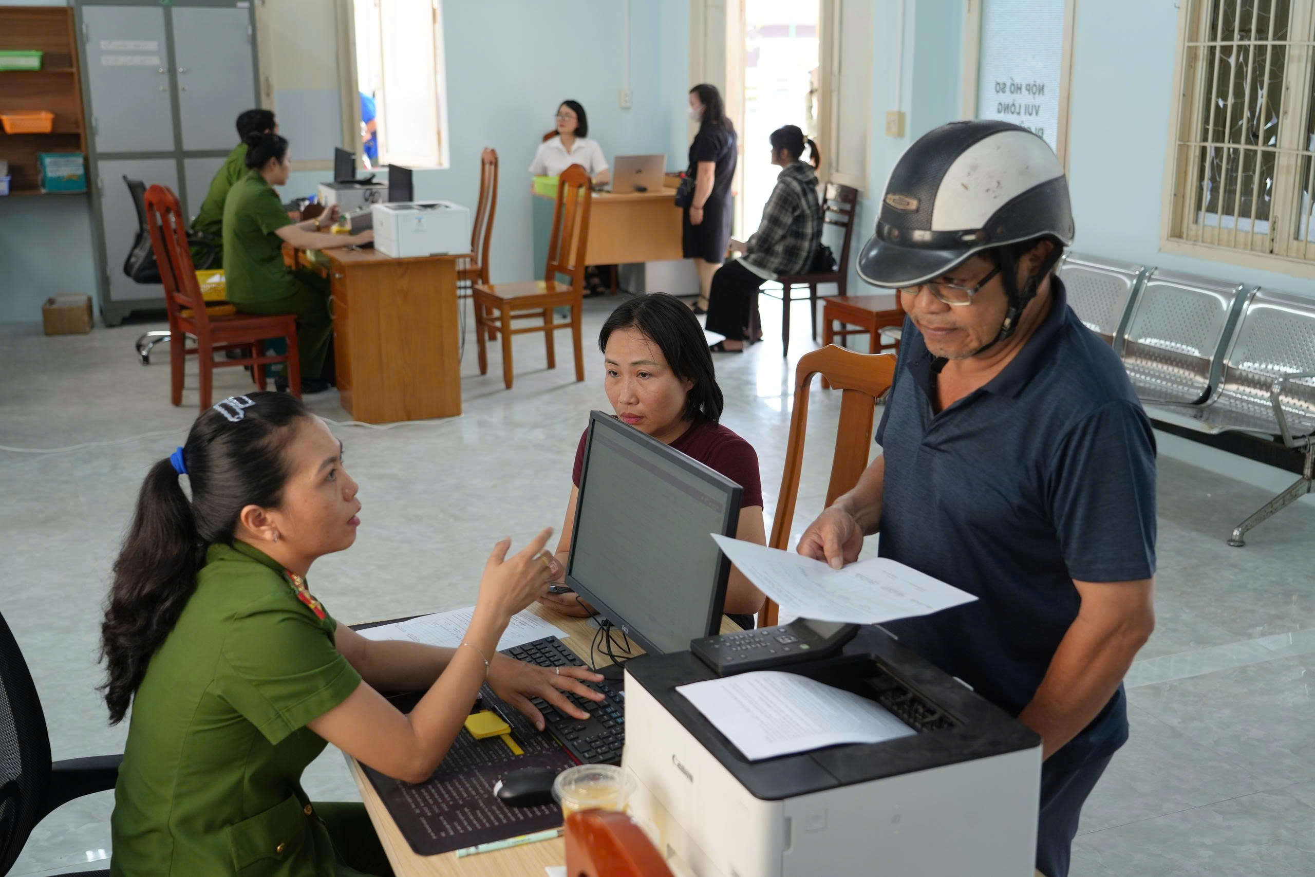 Hình ảnh đẹp trong ngày đầu tiên vận hành chính quyền địa phương 2 cấp tại Lâm Đồng- Ảnh 2. Hình ảnh đẹp trong ngày đầu tiên vận hành chính quyền địa phương 2 cấp tại Lâm Đồng- Ảnh 2.