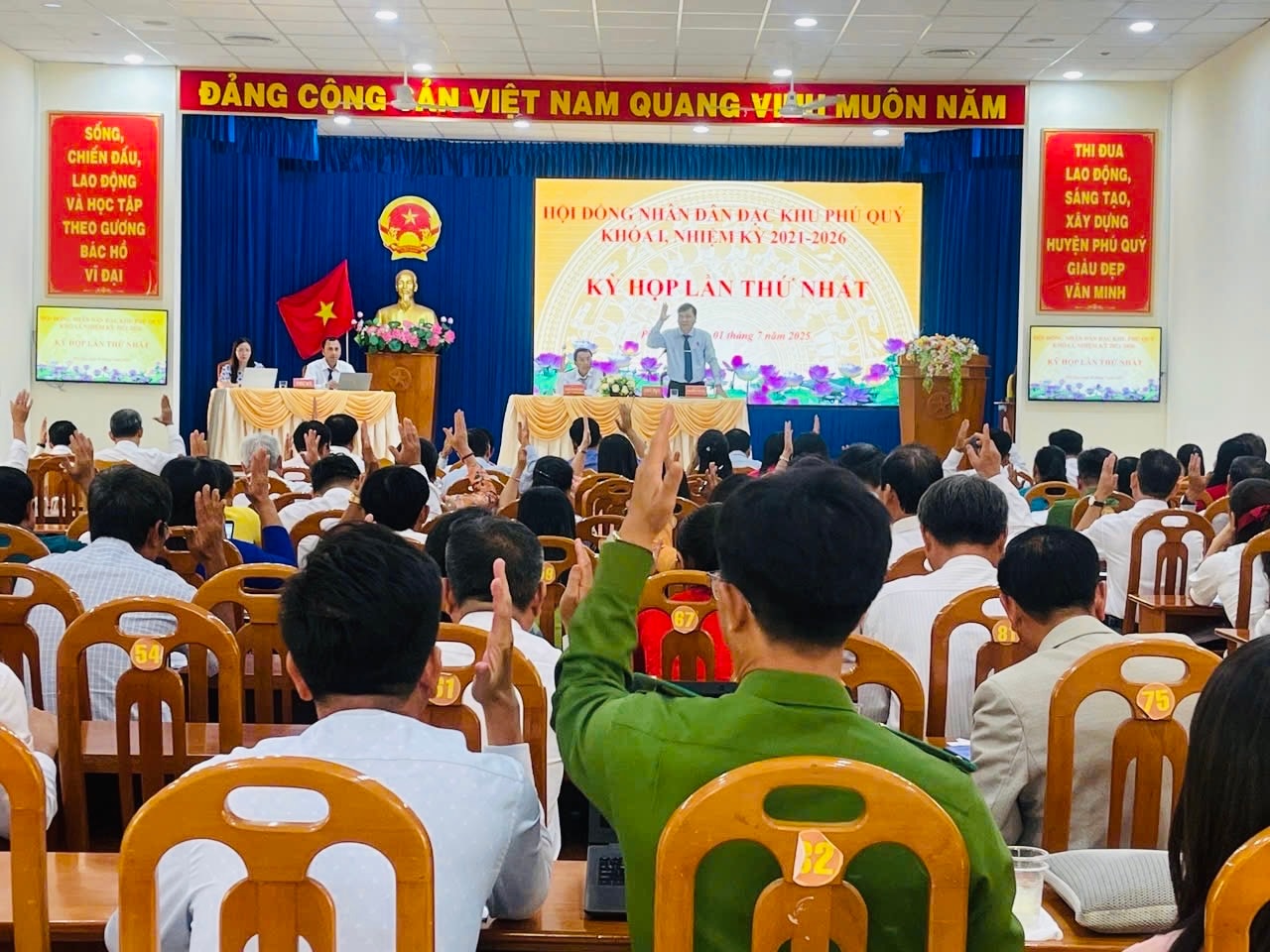 Hình ảnh đẹp trong ngày đầu tiên vận hành chính quyền địa phương 2 cấp tại Lâm Đồng- Ảnh 1. Hình ảnh đẹp trong ngày đầu tiên vận hành chính quyền địa phương 2 cấp tại Lâm Đồng- Ảnh 1.