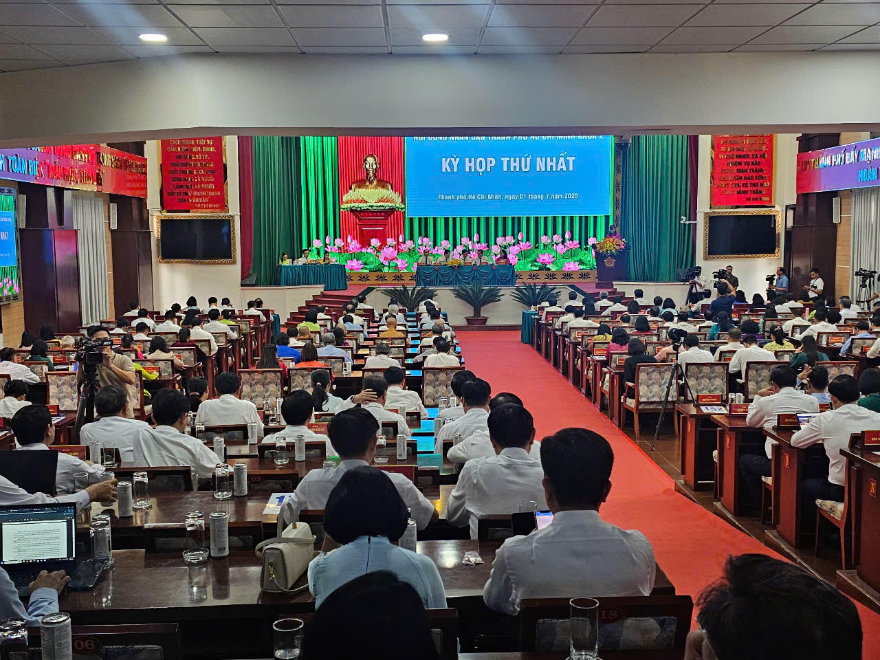 Kỳ họp HĐND đặc biệt tại Tp.HCM: Kiện toàn bộ máy của HĐND và UBND Thành phố- Ảnh 3.