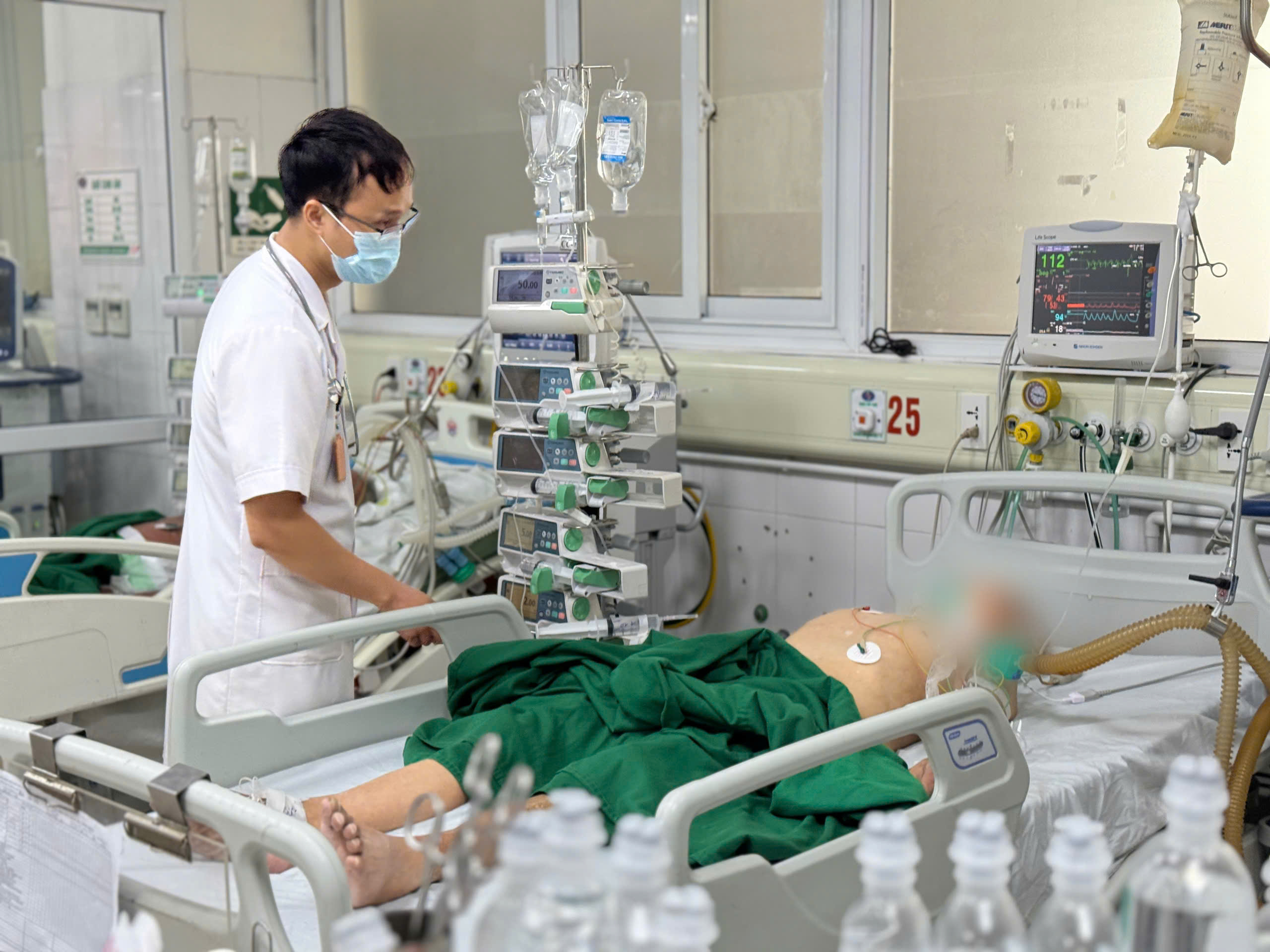 Bệnh nhân liệt hoàn toàn, viêm màng não mủ sau mũi tiêm không đảm bảo vô trùng - Ảnh 1.