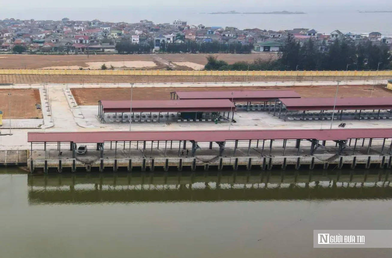 Hà Tĩnh: Đầu tư cảng cá nhưng không nạo vét luồng lạch, tàu gặp khó khi vào bờ - Ảnh 1.