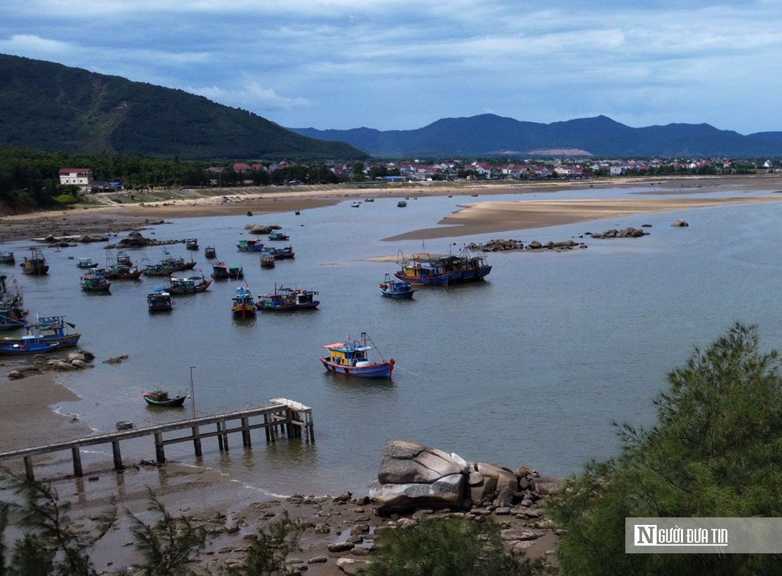 Hà Tĩnh: Đầu tư cảng cá nhưng không nạo vét luồng lạch, tàu gặp khó khi vào bờ - Ảnh 4.