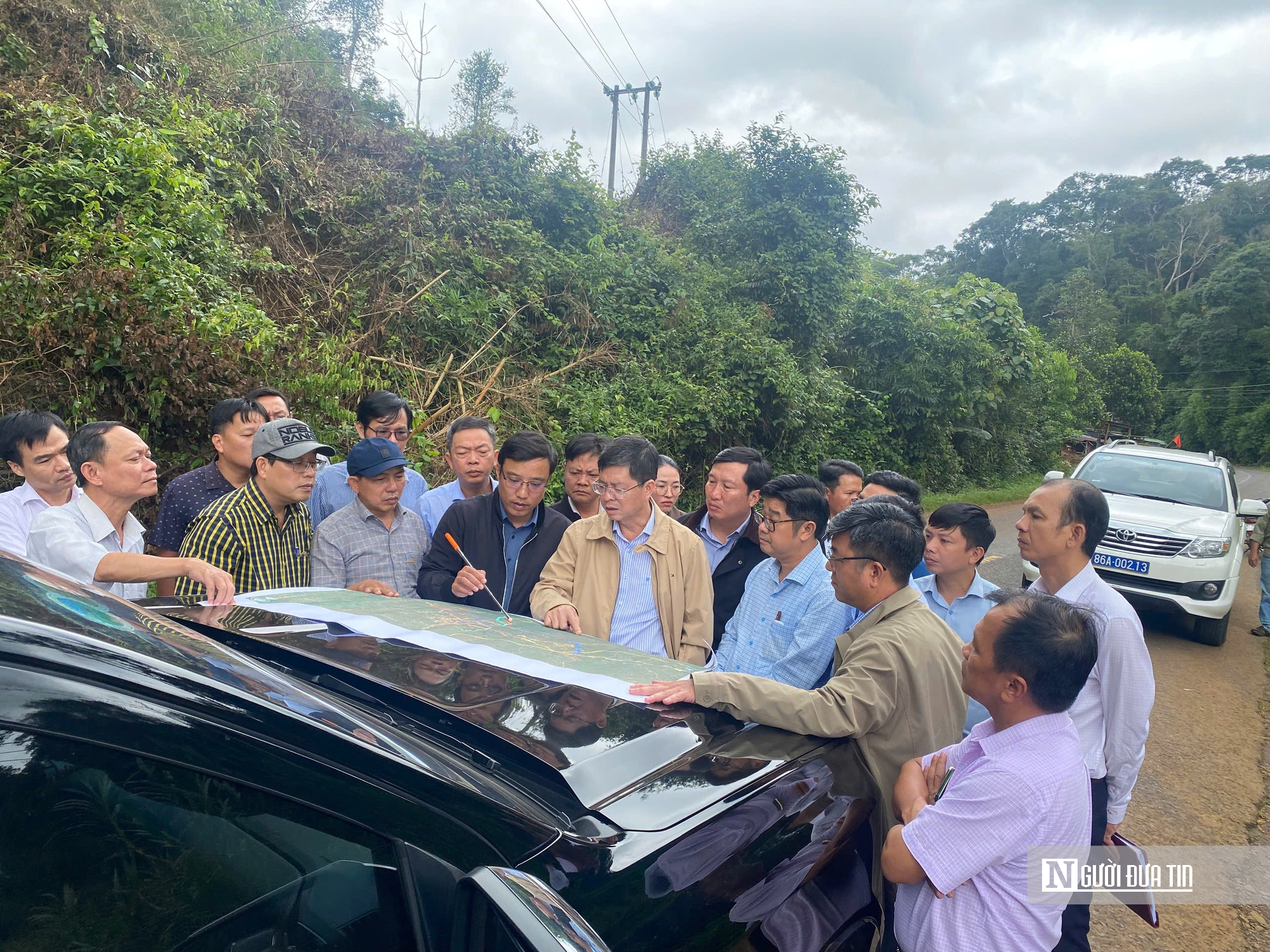 Lãnh đạo tỉnh Lâm Đồng khảo sát tuyến đường bộ kết nối QL 28 và hướng tuyến cao tốc Gia Nghĩa - Bảo Lộc - Phan Thiết - Ảnh 1.
