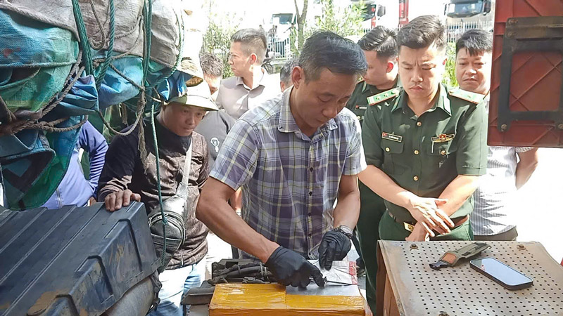 Lào Cai: Triệt phá đường dây vận chuyển hơn 2 tạ bạc qua biên giới
- Ảnh 1. Lào Cai: Triệt phá đường dây vận chuyển hơn 2 tạ bạc qua biên giới
- Ảnh 1.