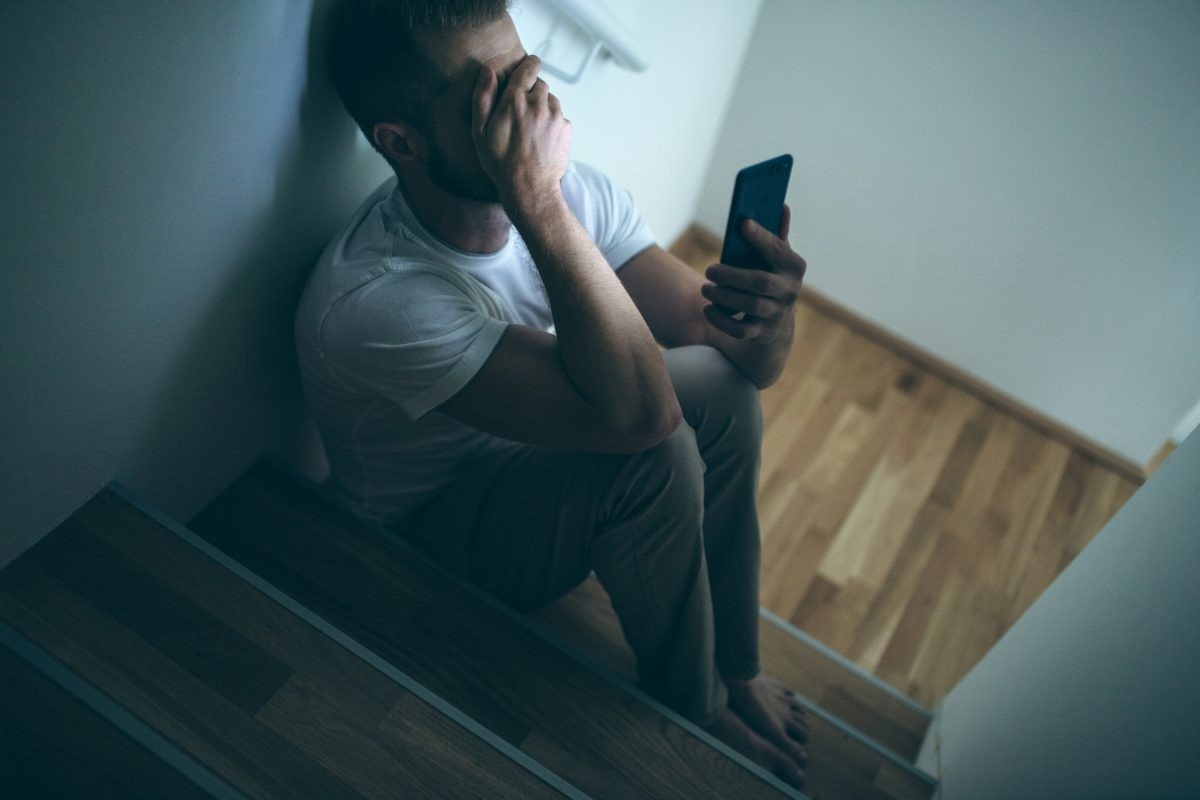 Đang lướt mạng, người đàn ông 30 tuổi bất ngờ phát hiện vợ mình có chồng mới - Ảnh 1.