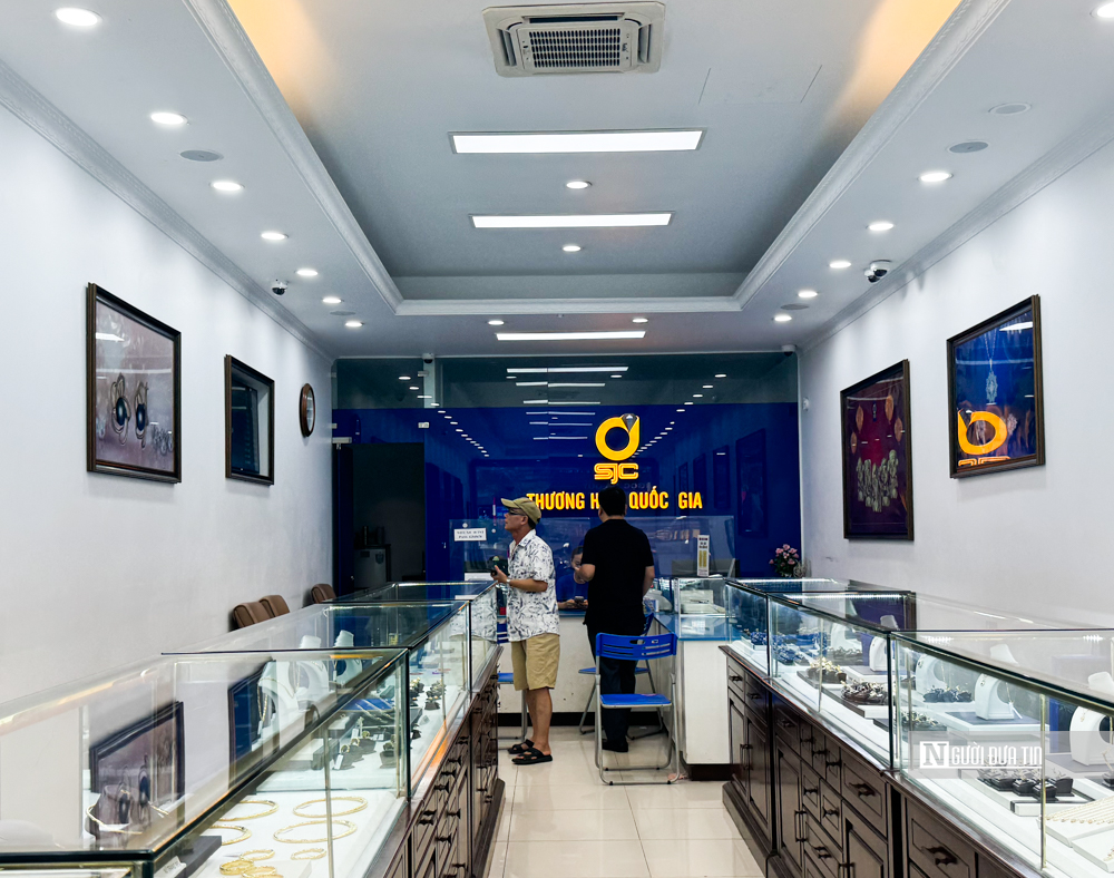 Vàng miếng SJC vẫn khan hiếm, người dân săn mua từng đợt - Ảnh 2.