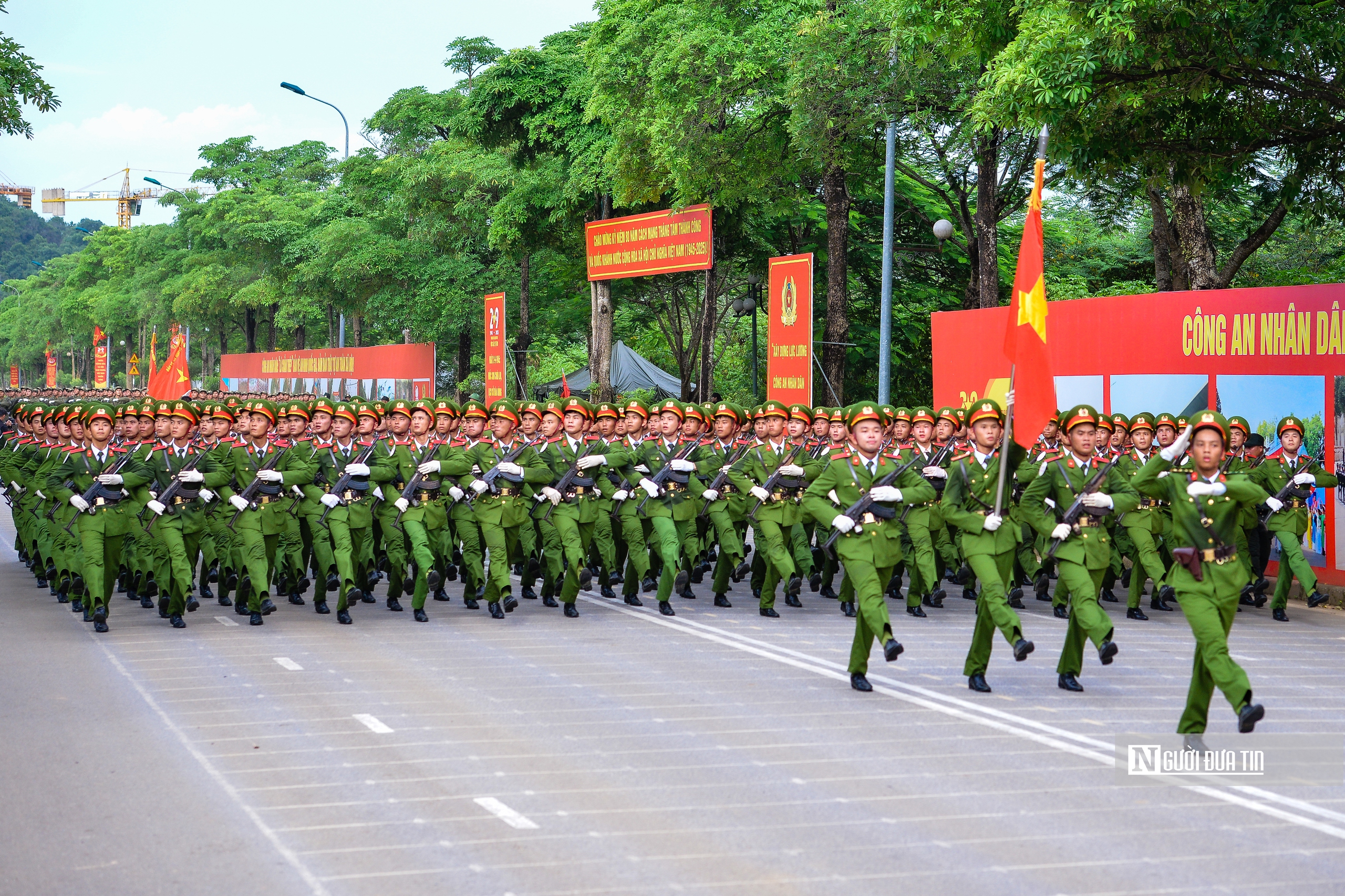 Những nữ chiến sĩ A80 miệt mài luyện tập bất chấp nắng nóng- Ảnh 1. Những nữ chiến sĩ A80 miệt mài luyện tập bất chấp nắng nóng- Ảnh 1.