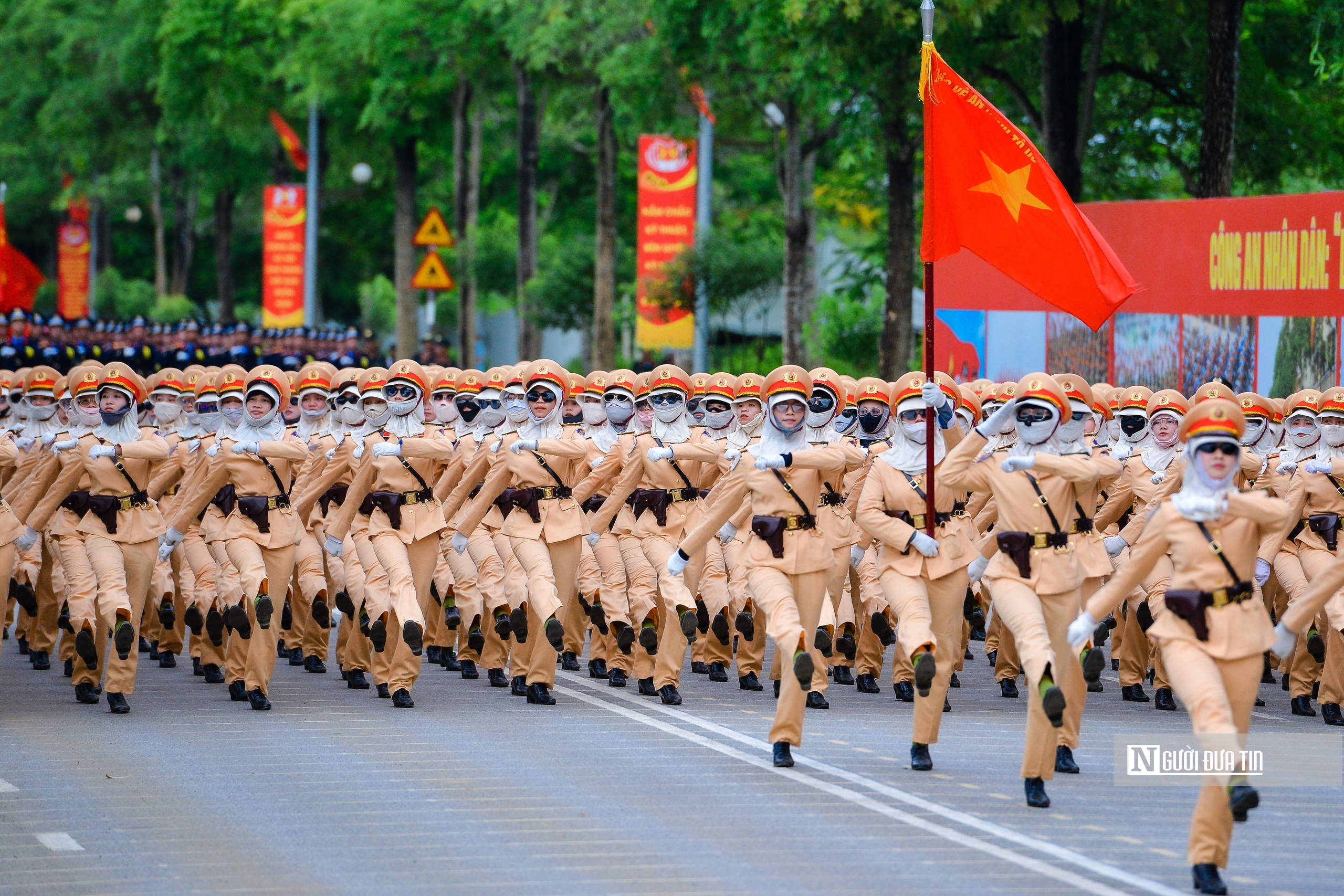 Những nữ chiến sĩ A80 miệt mài luyện tập bất chấp nắng nóng- Ảnh 3. Những nữ chiến sĩ A80 miệt mài luyện tập bất chấp nắng nóng- Ảnh 3.