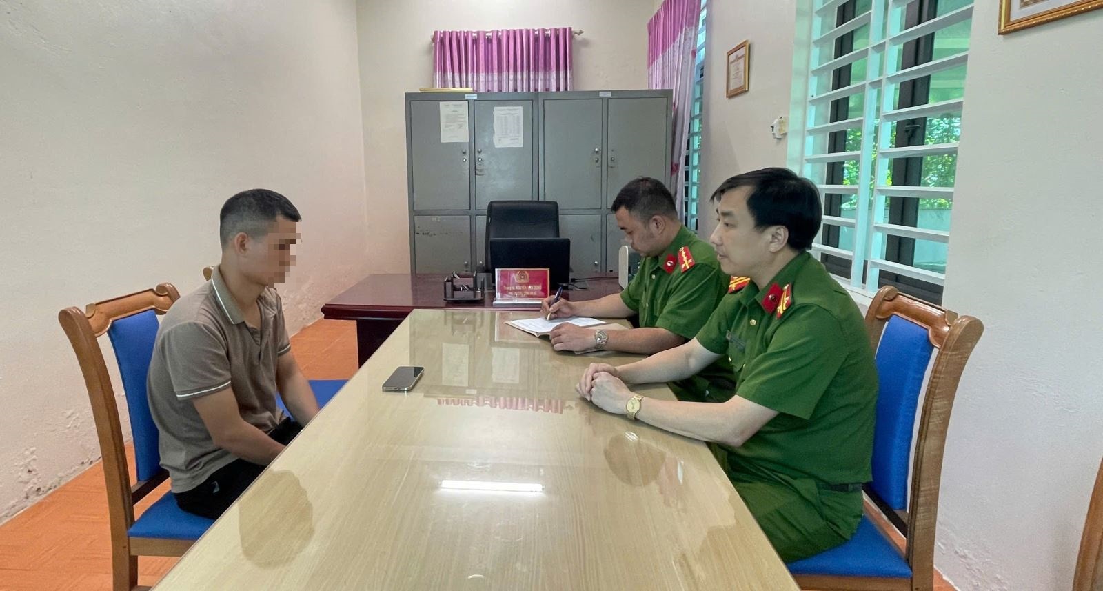 Muốn có iPhone mới, nam thanh niên vờ bị cướp điện thoại- Ảnh 1. Muốn có iPhone mới, nam thanh niên vờ bị cướp điện thoại- Ảnh 1.