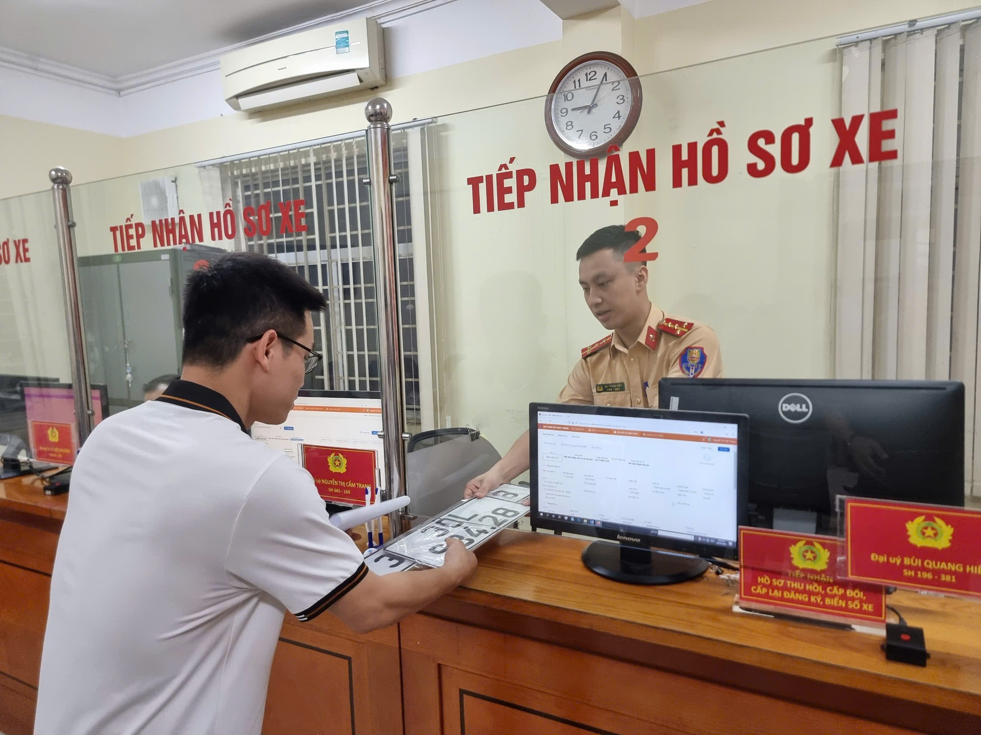 Công an TP Hà Nội hướng dẫn thực hiện sang tên xe online - Ảnh 1.