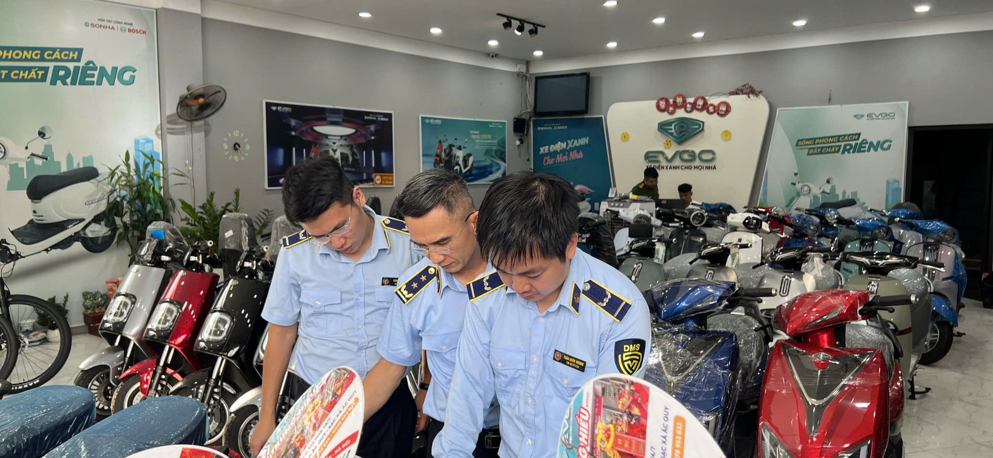 Hà Nội: Chuyển hồ sơ sang công an vụ kinh doanh xe máy điện nghi giả mạo nhãn hiệu NIJA- Ảnh 1. Hà Nội: Chuyển hồ sơ sang công an vụ kinh doanh xe máy điện nghi giả mạo nhãn hiệu NIJA- Ảnh 1.