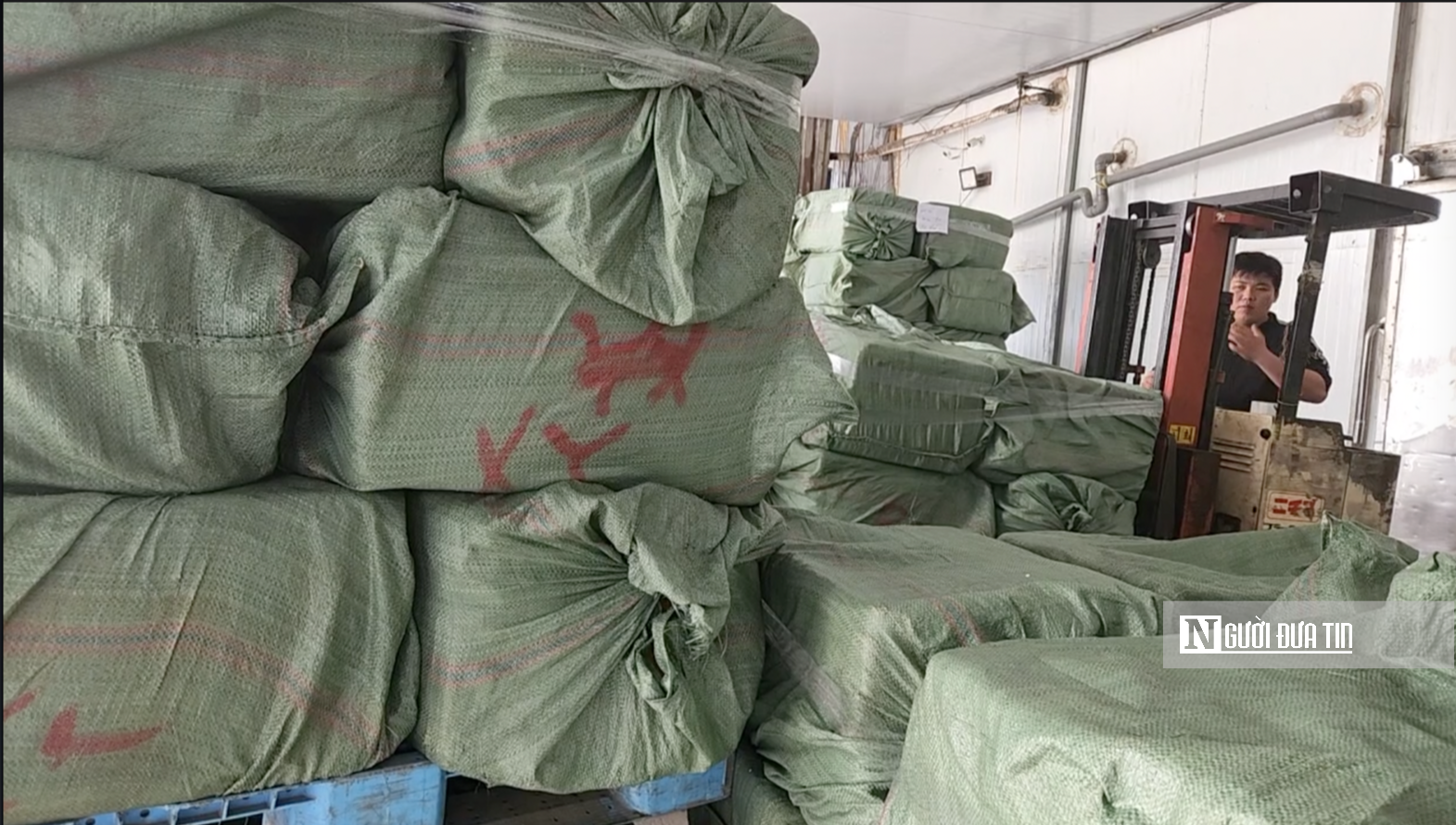 Hiểm hoạ lạp xưởng nướng đá “nhiều không” tại Tp.Hồ Chí Minh- Ảnh 12. Hiểm hoạ lạp xưởng nướng đá “nhiều không” tại Tp.Hồ Chí Minh- Ảnh 12.