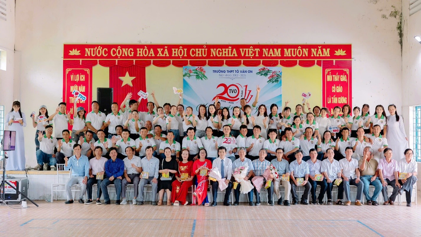20 năm ngày trở về đầy xúc động của cựu học sinh Trường THPT Tô Văn Ơn - Ảnh 1.