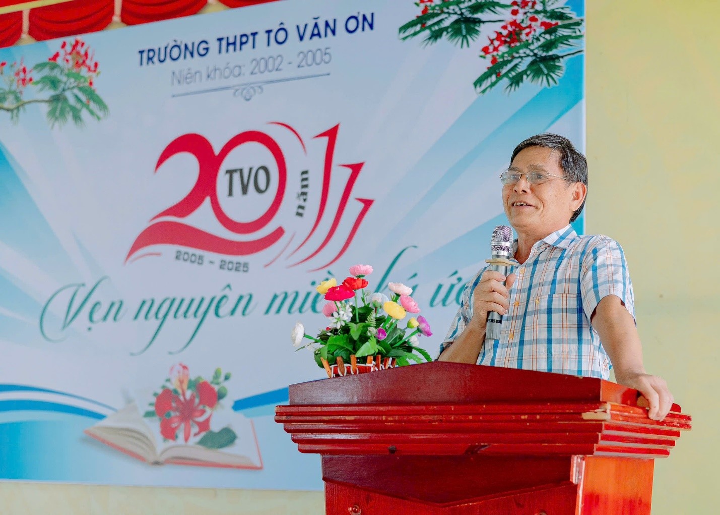 20 năm ngày trở về đầy xúc động của cựu học sinh Trường THPT Tô Văn Ơn - Ảnh 6.