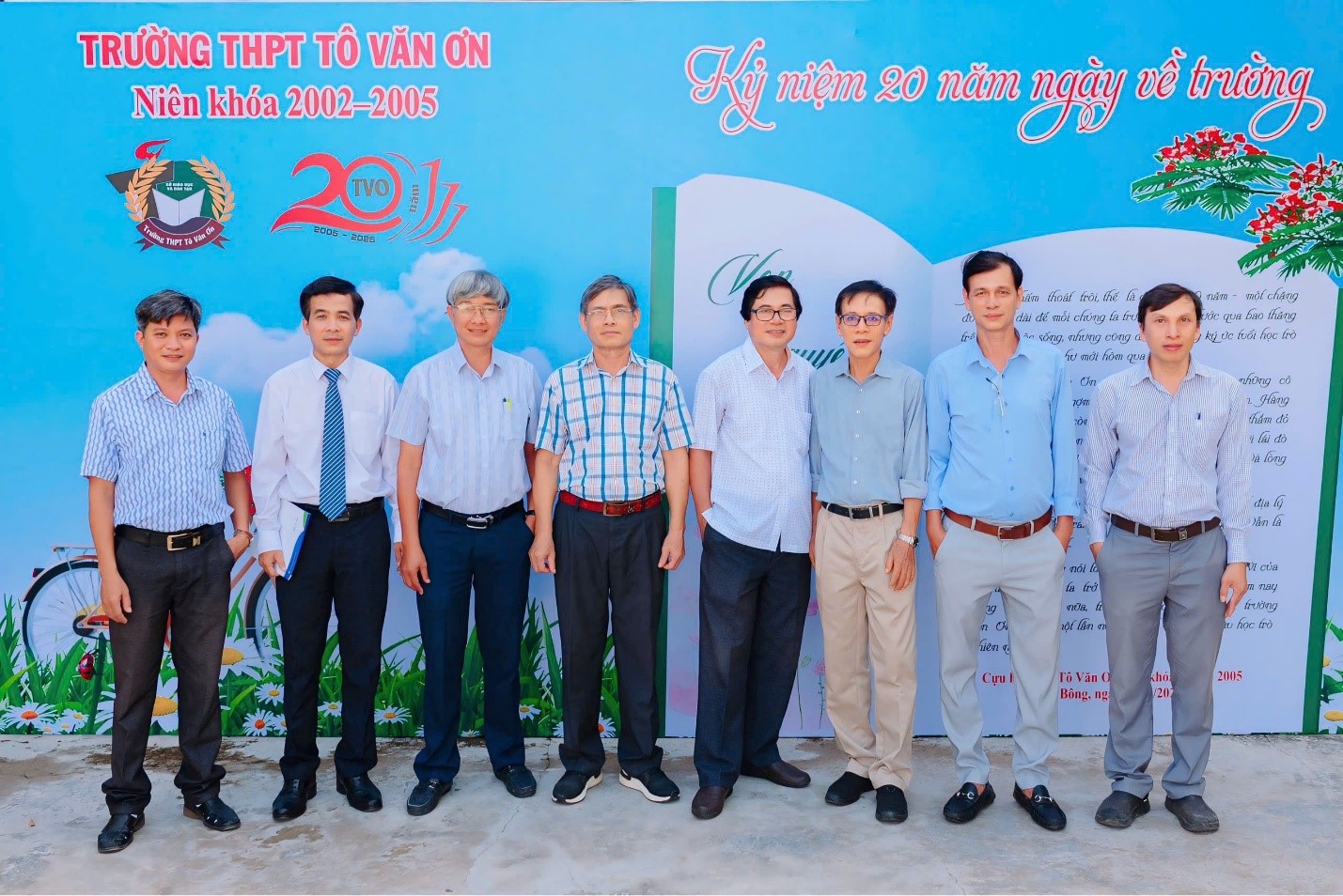 20 năm ngày trở về đầy xúc động của cựu học sinh Trường THPT Tô Văn Ơn - Ảnh 7.