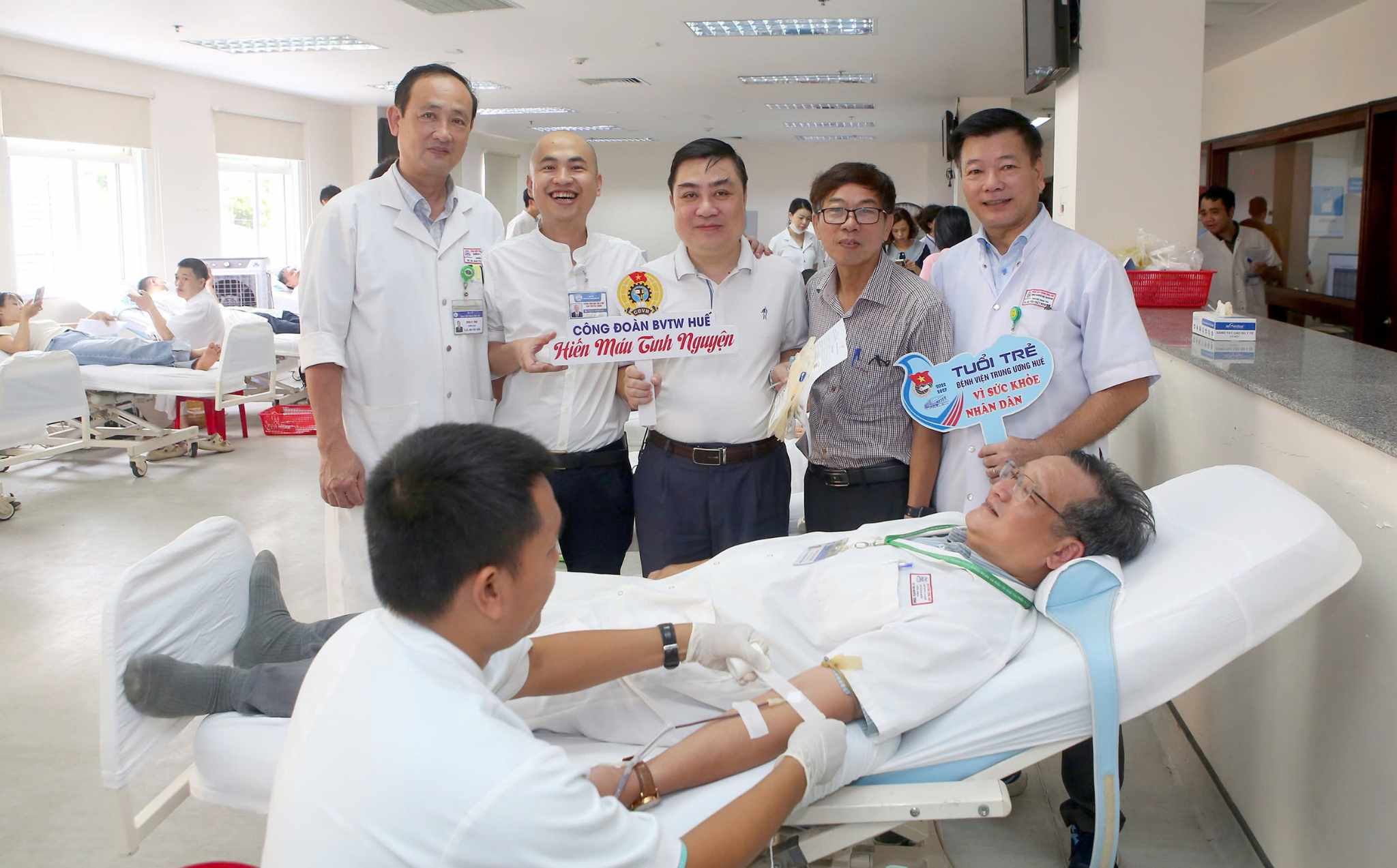 Hàng trăm y bác sĩ Huế xếp hàng hiến máu để cứu người bệnh - Ảnh 1.