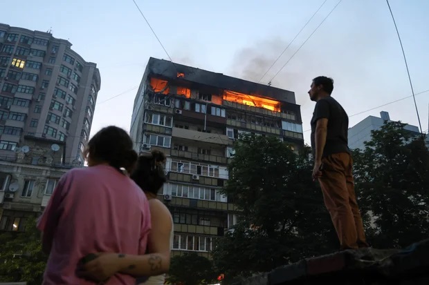 Vũ khí Mỹ đã tiếp tục được chuyển cho Ukraine, nhưng không đủ nhanh để ngăn các đợt tấn công bằng UAV và tên lửa của Nga - Ảnh 1.