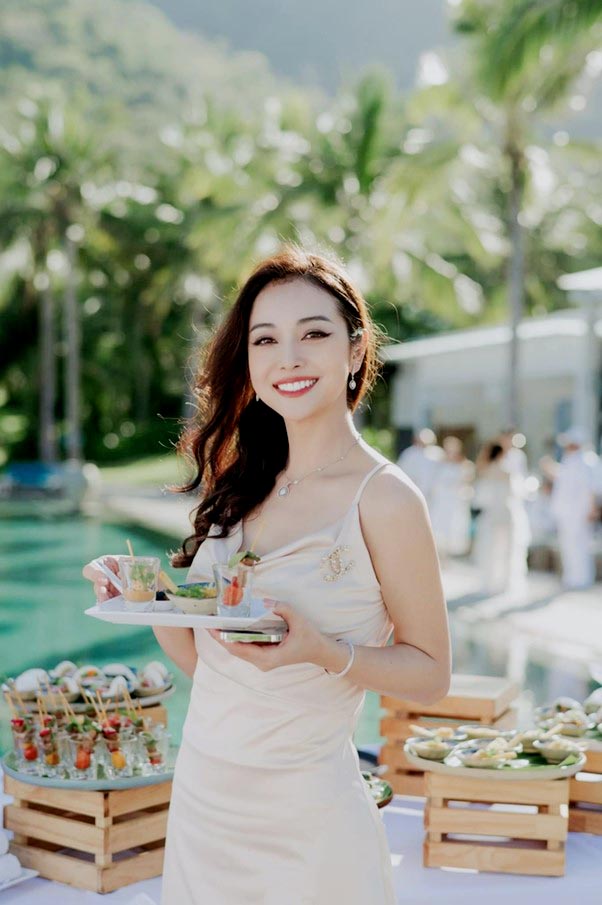 Hoa hậu Jennifer Phạm: Trải qua 4 lần sinh nở, tuổi 40 nhan sắc vẫn đẹp say lòng người - Ảnh 1.