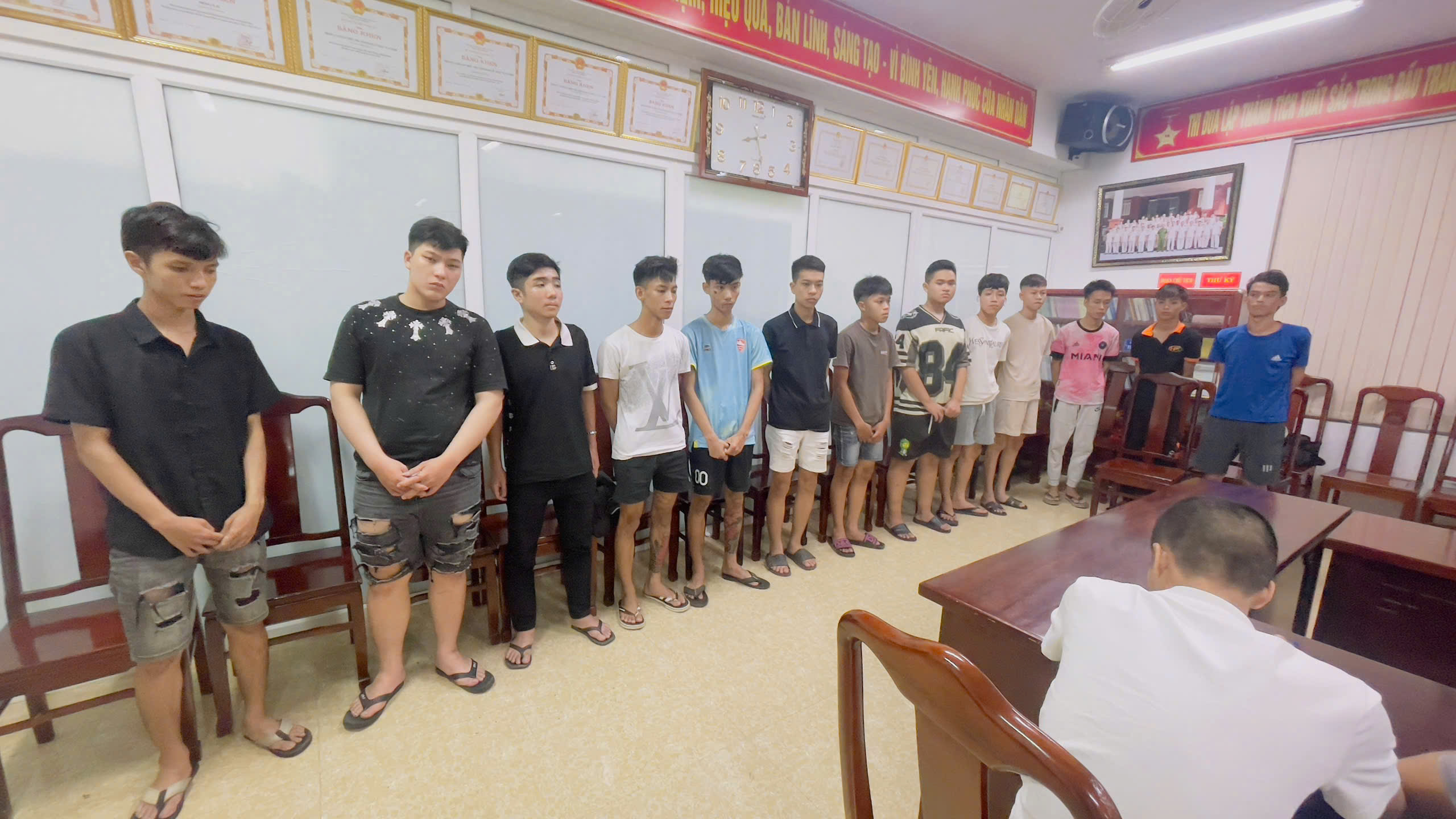 Ngăn chặn nhóm đối tượng mang theo hung khí để giải quyết mâu thuẫn- Ảnh 1.