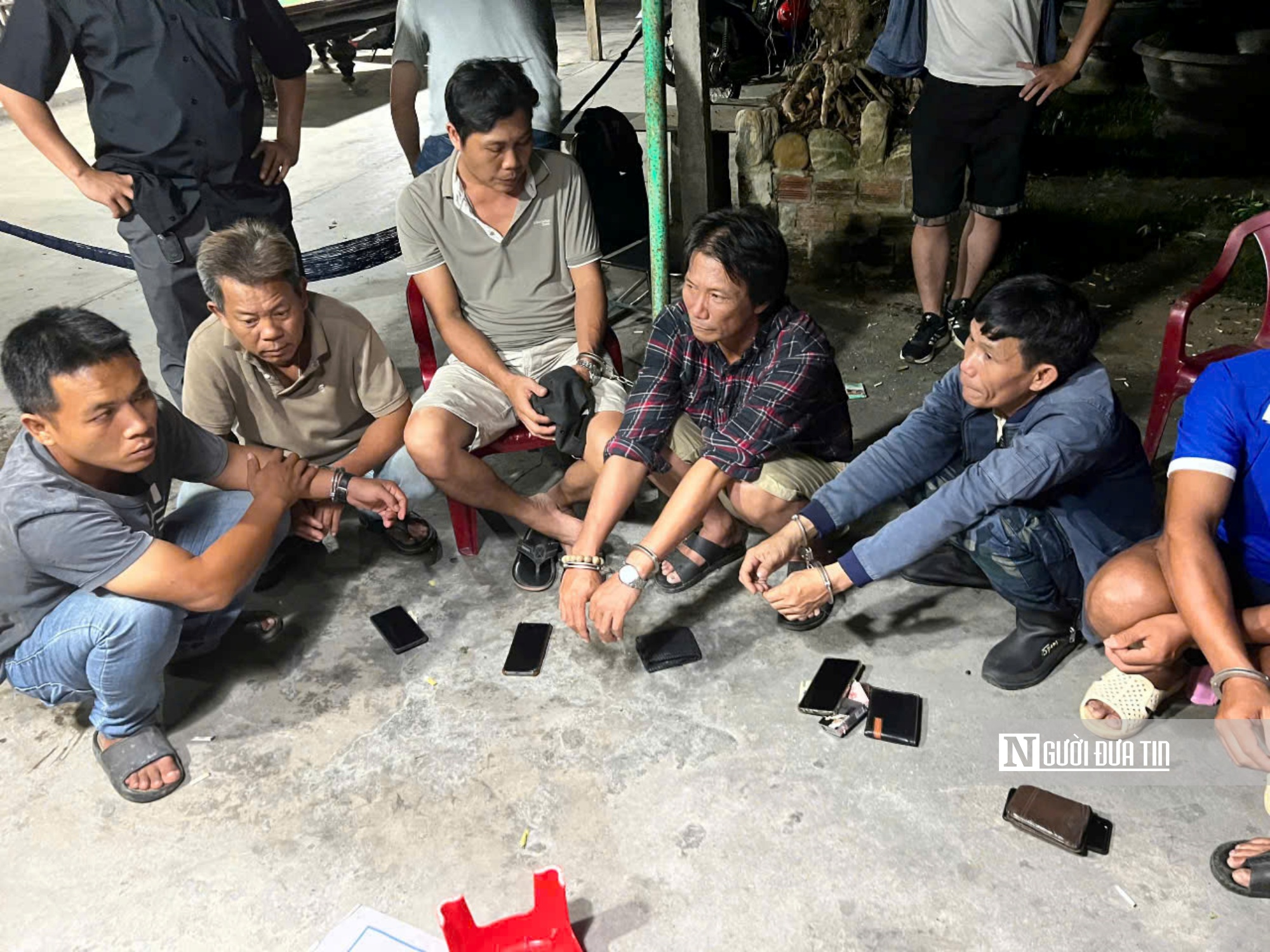 Quảng Ngãi: Rạng sáng, hơn chục đối tượng tụ tập đánh bạc bầu cua- Ảnh 1.