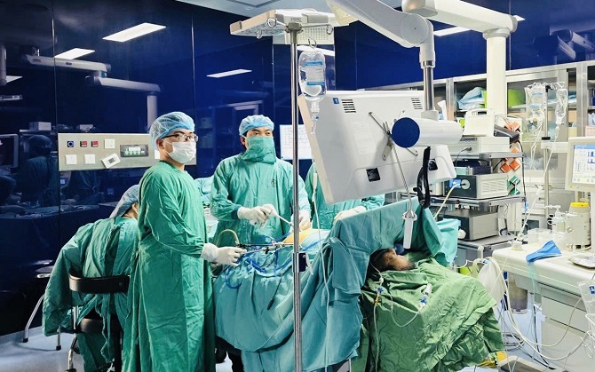 Mổ lấy thai cho sản phụ, bác sĩ phát hiện điều bất ngờ- Ảnh 2.