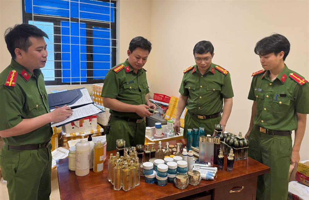 Thanh Hóa: Xử lý 829 vụ buôn lậu, hàng giả 6 tháng đầu năm 2025- Ảnh 1. Thanh Hóa: Xử lý 829 vụ buôn lậu, hàng giả 6 tháng đầu năm 2025- Ảnh 1.
