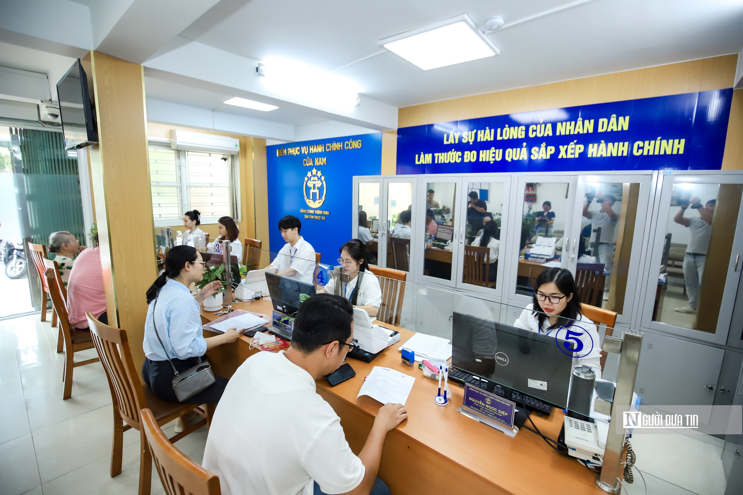 Hà Nội: Thủ tục hành chính công gọn gàng, số hóa, thân thiện nhờ robot AI- Ảnh 1. Hà Nội: Thủ tục hành chính công gọn gàng, số hóa, thân thiện nhờ robot AI- Ảnh 1.