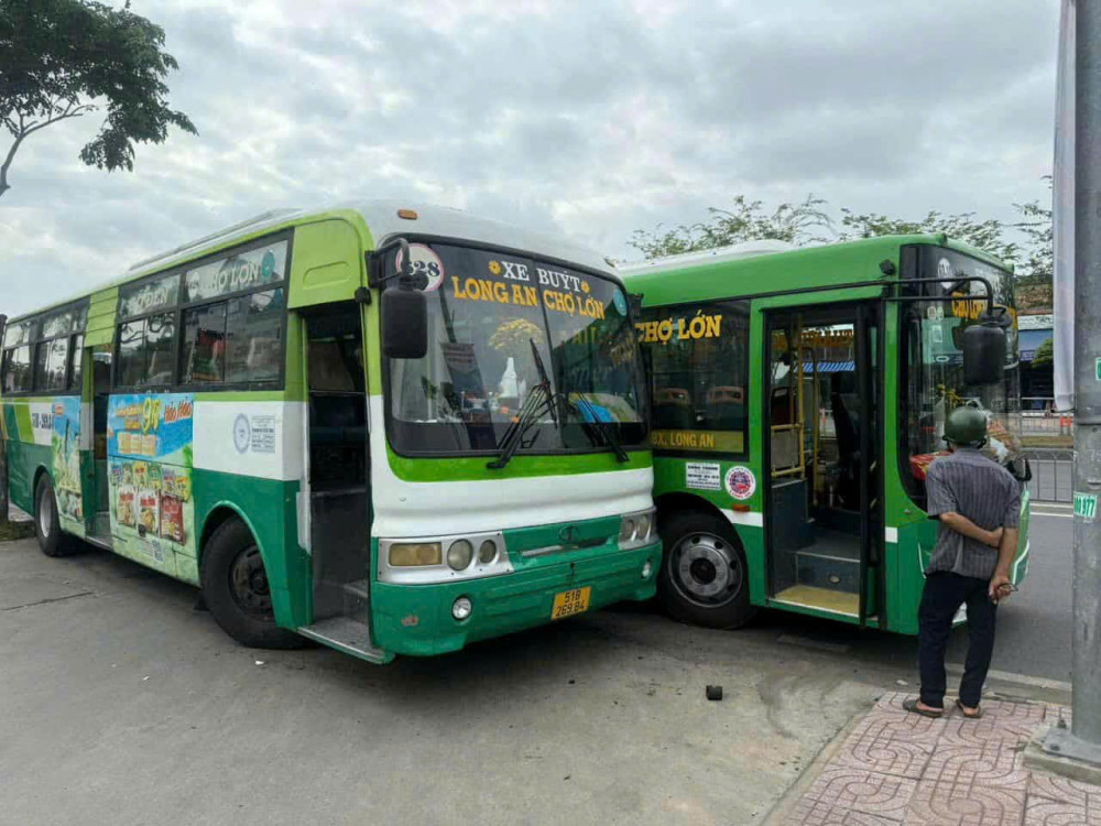 Tây Ninh: Xác minh vụ hai xe buýt rượt đuổi, ép nhau trên QL1 khiến người đi đường hoảng loạn- Ảnh 1. Tây Ninh: Xác minh vụ hai xe buýt rượt đuổi, ép nhau trên QL1 khiến người đi đường hoảng loạn- Ảnh 1.