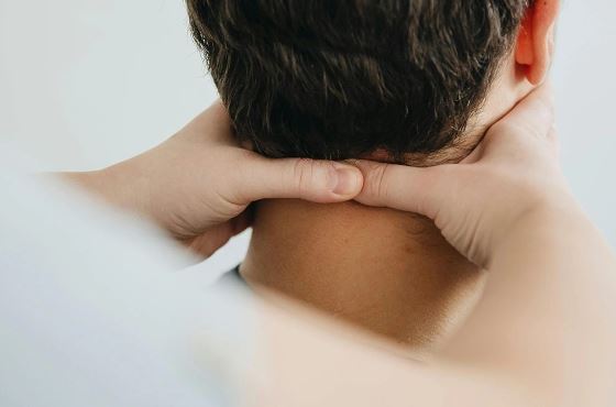 Người đàn ông 27 tuổi nhồi máu não sau khi massage cổ vai gáy - Ảnh 1.